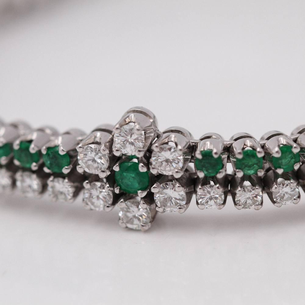 Außergewöhnliches Diamant- und Smaragdarmband für Damen : 78x Diamanten im Brillantschliff mit einem Gesamtgewicht von ca. 6,75ct in G/VS-Qualität : 48x natürliche kolumbianische Smaragde mit einem Gesamtgewicht von ca. 4,82ct : 18kt Weißgold :