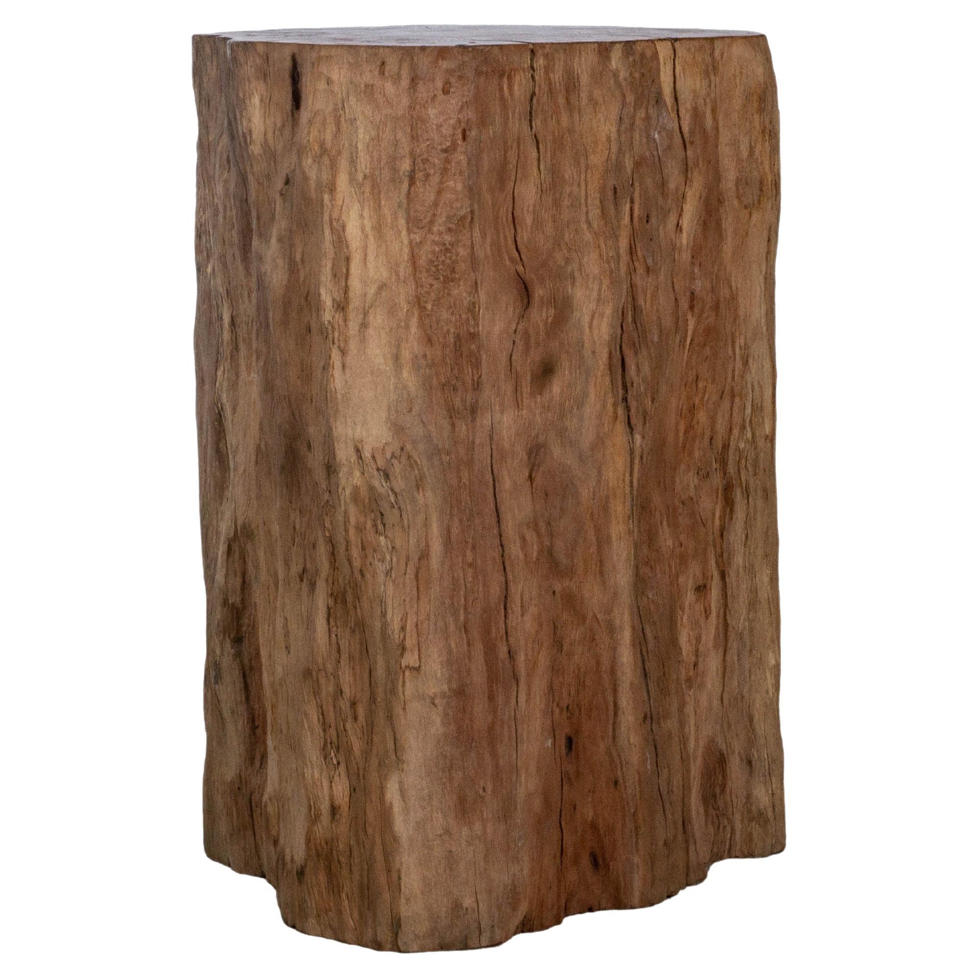 Mesa auxiliar con forma orgánica de madera de lichi