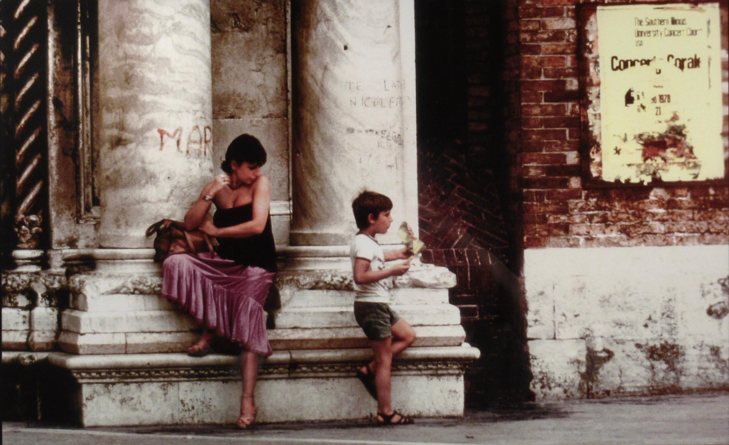 La Bonna Violetta, Venise - Photoréalisme Photograph par Lydia Clarke Heston