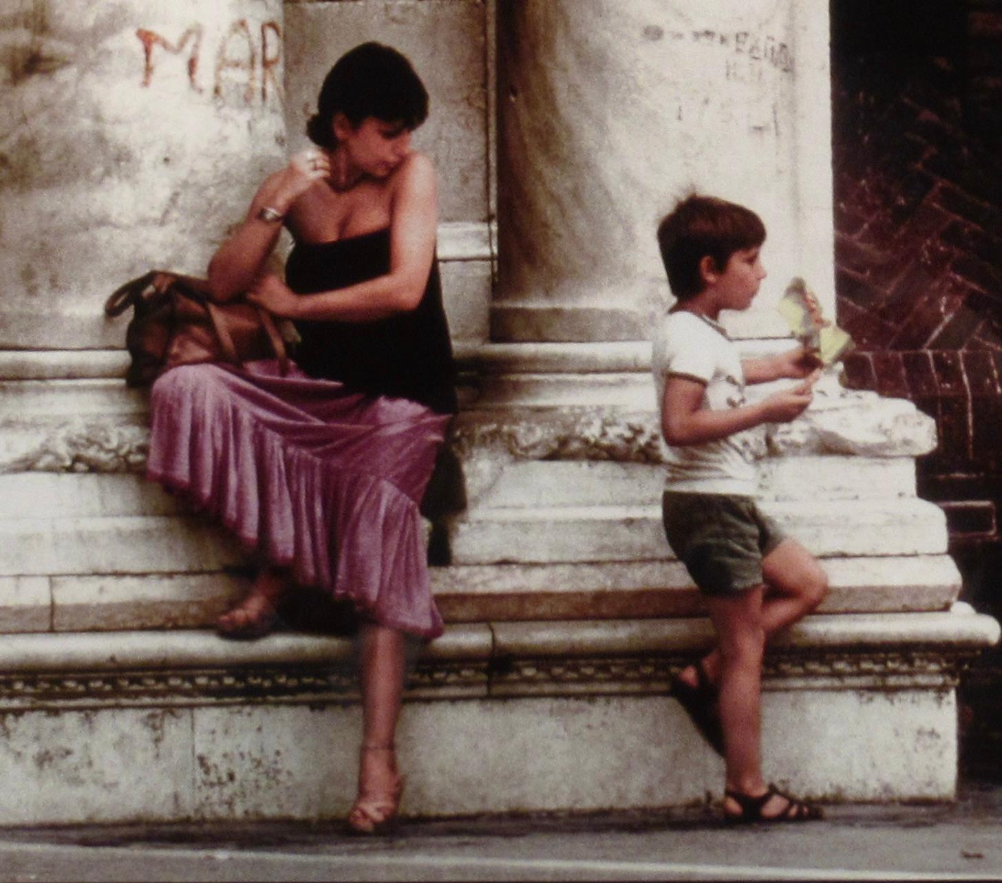 La Bonna Violetta, Venise - Gris Color Photograph par Lydia Clarke Heston