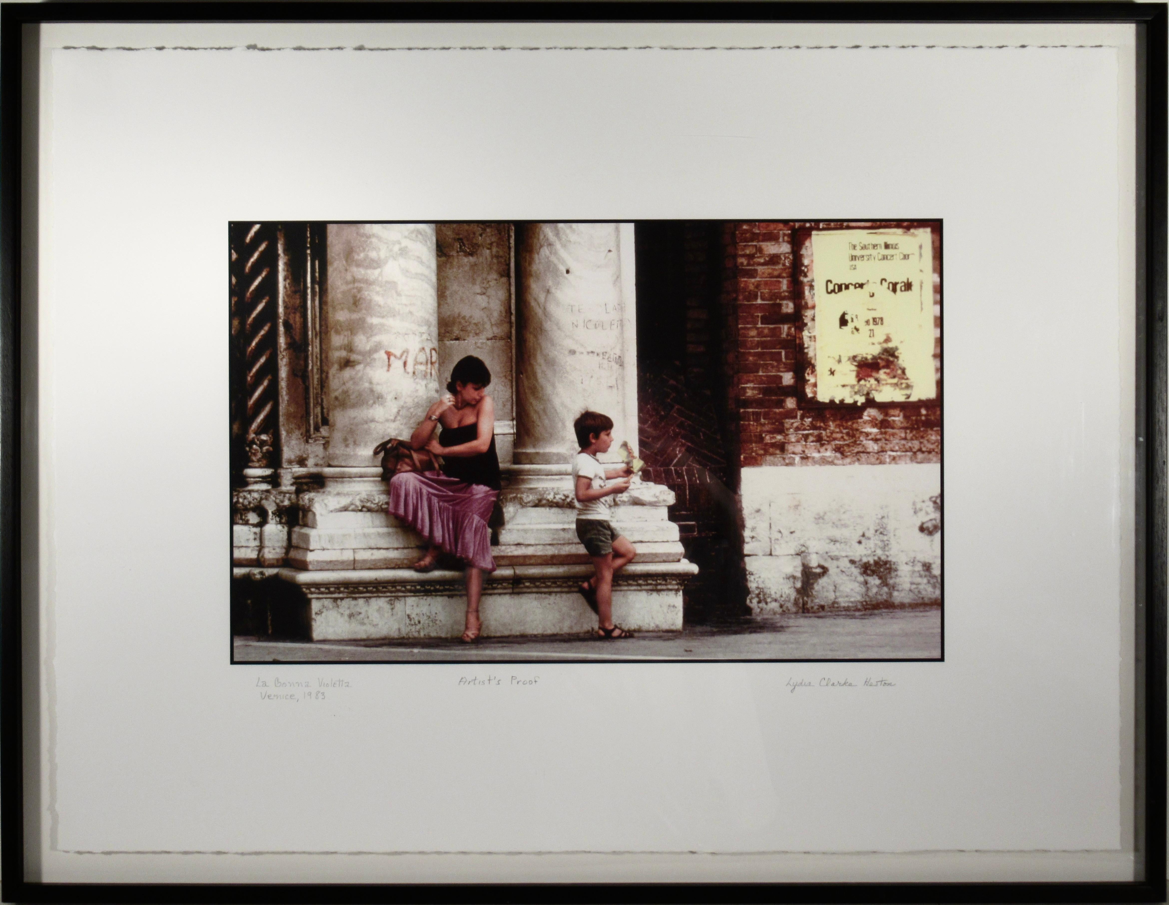 Color Photograph Lydia Clarke Heston - La Bonna Violetta, Venise