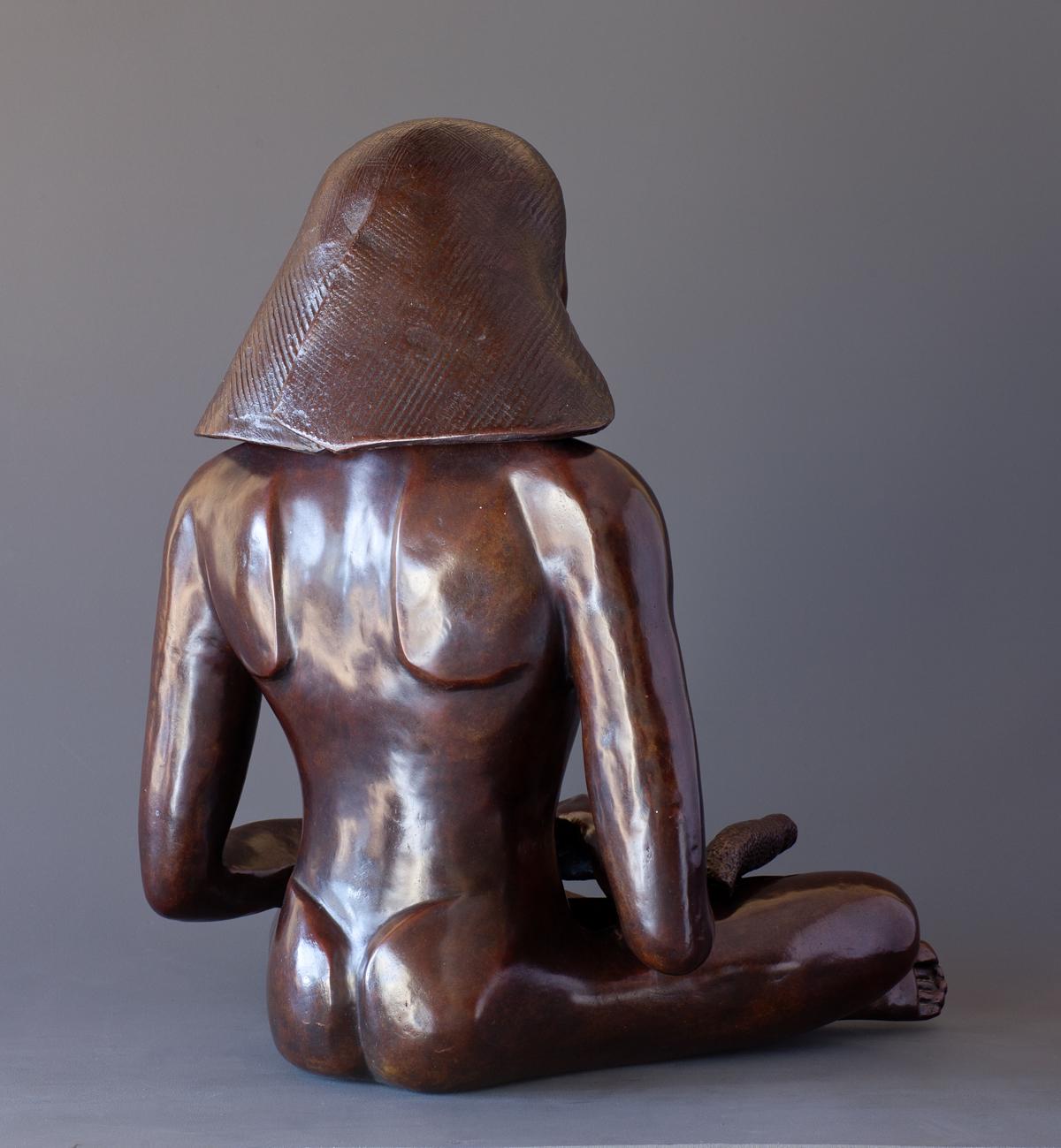 Ägyptischer Schreiber (Gold), Nude Sculpture, von Lydia Da Silva