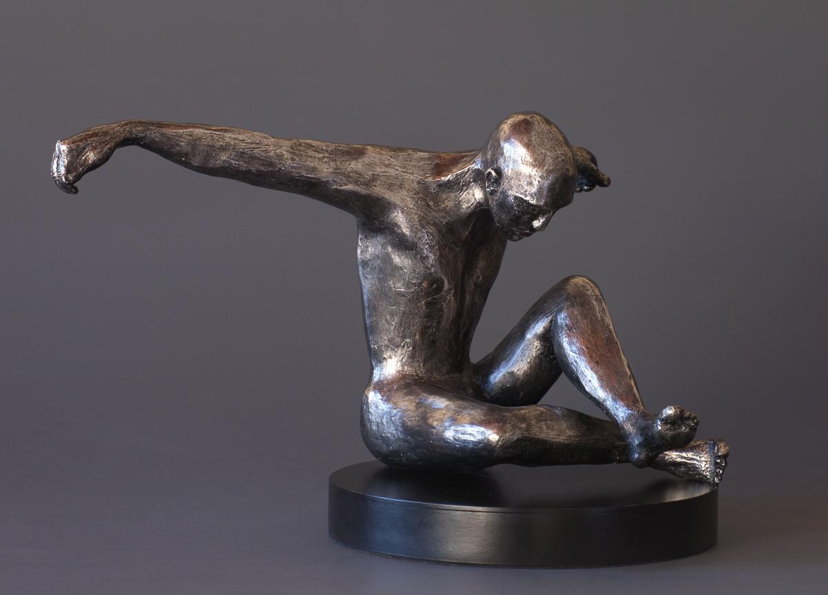 Sitzender Mann – Sculpture von Lydia Da Silva