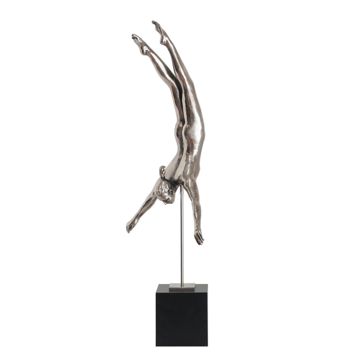 Swan Diver Weiblich Mini – Sculpture von Lydia Da Silva