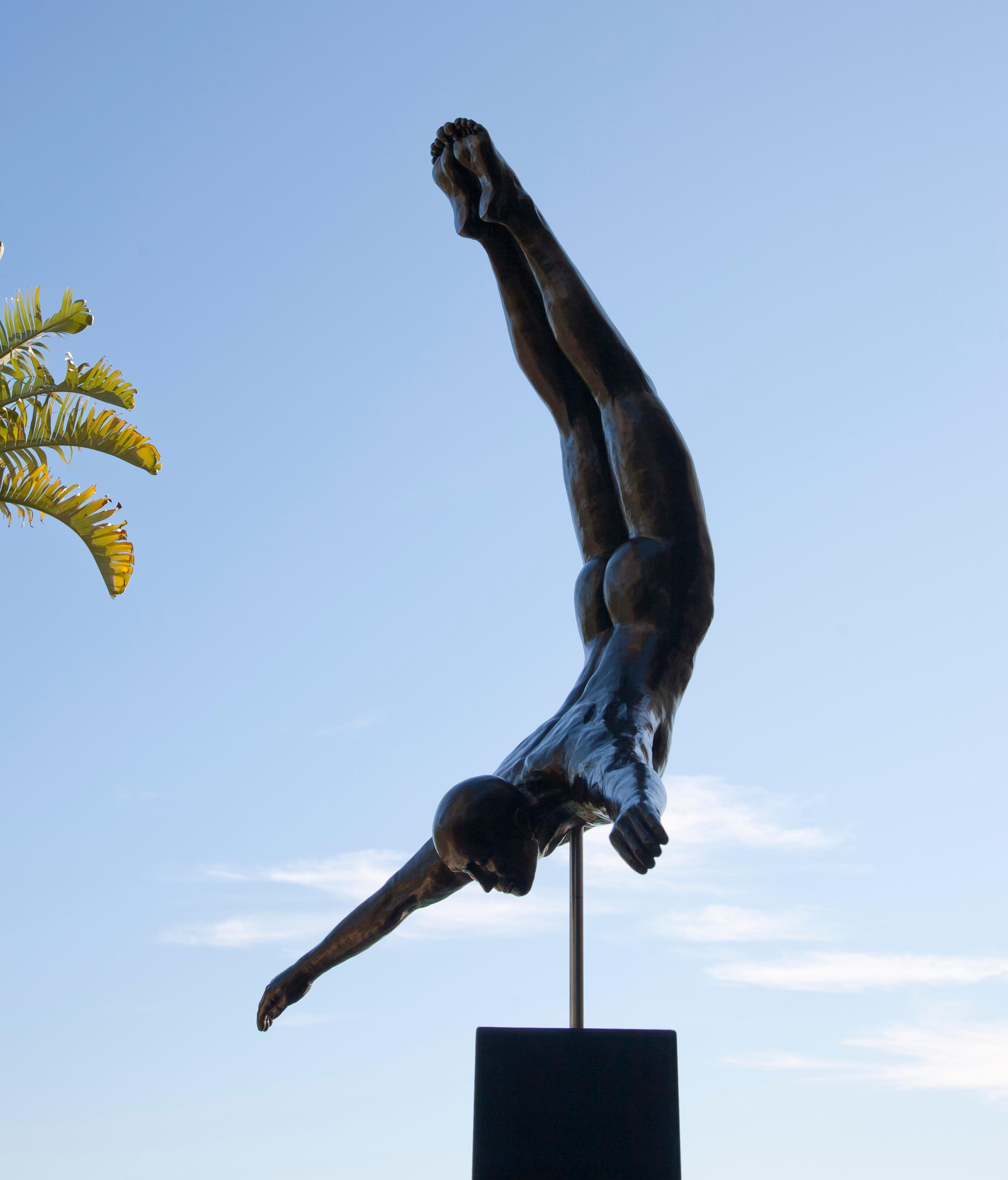 Schwanentaucher Männchen in Lebensgröße (Gold), Nude Sculpture, von Lydia Da Silva