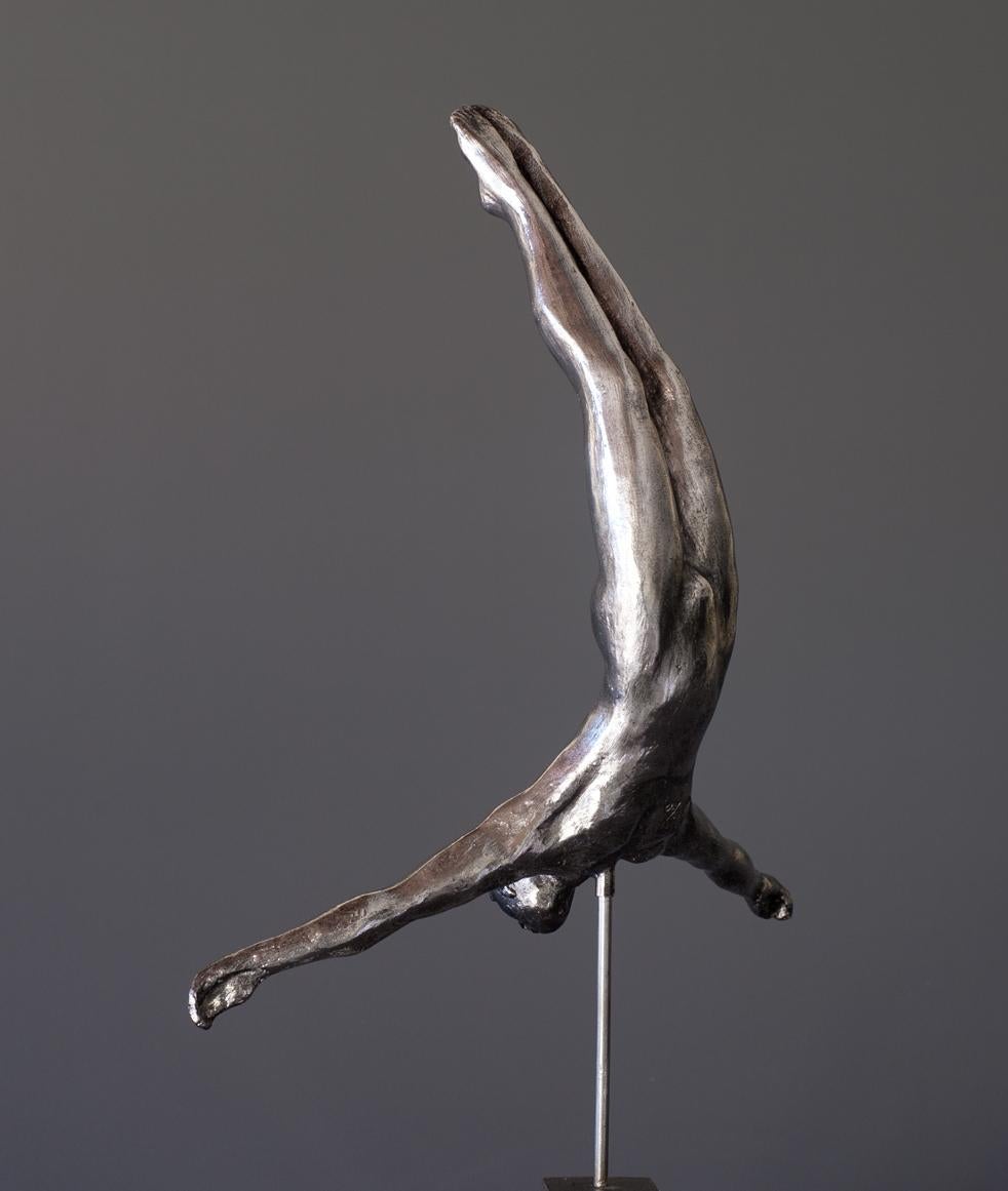 Swan Diver Medium – Sculpture von Lydia Da Silva