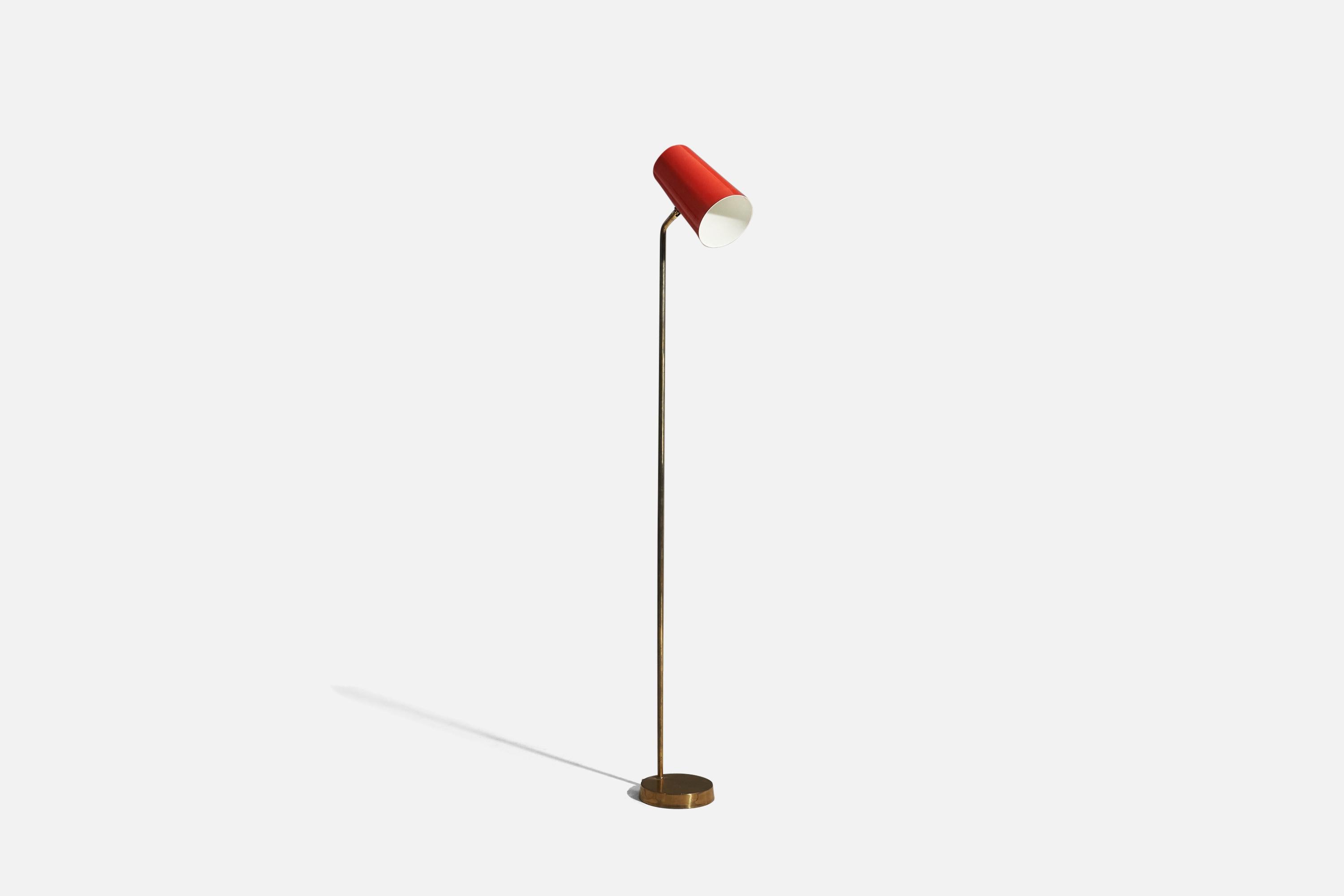 Verstellbare Stehlampe Lyfa, Messing, rot lackiertes Metall, Dänemark, 1960er Jahre im Zustand „Gut“ im Angebot in High Point, NC