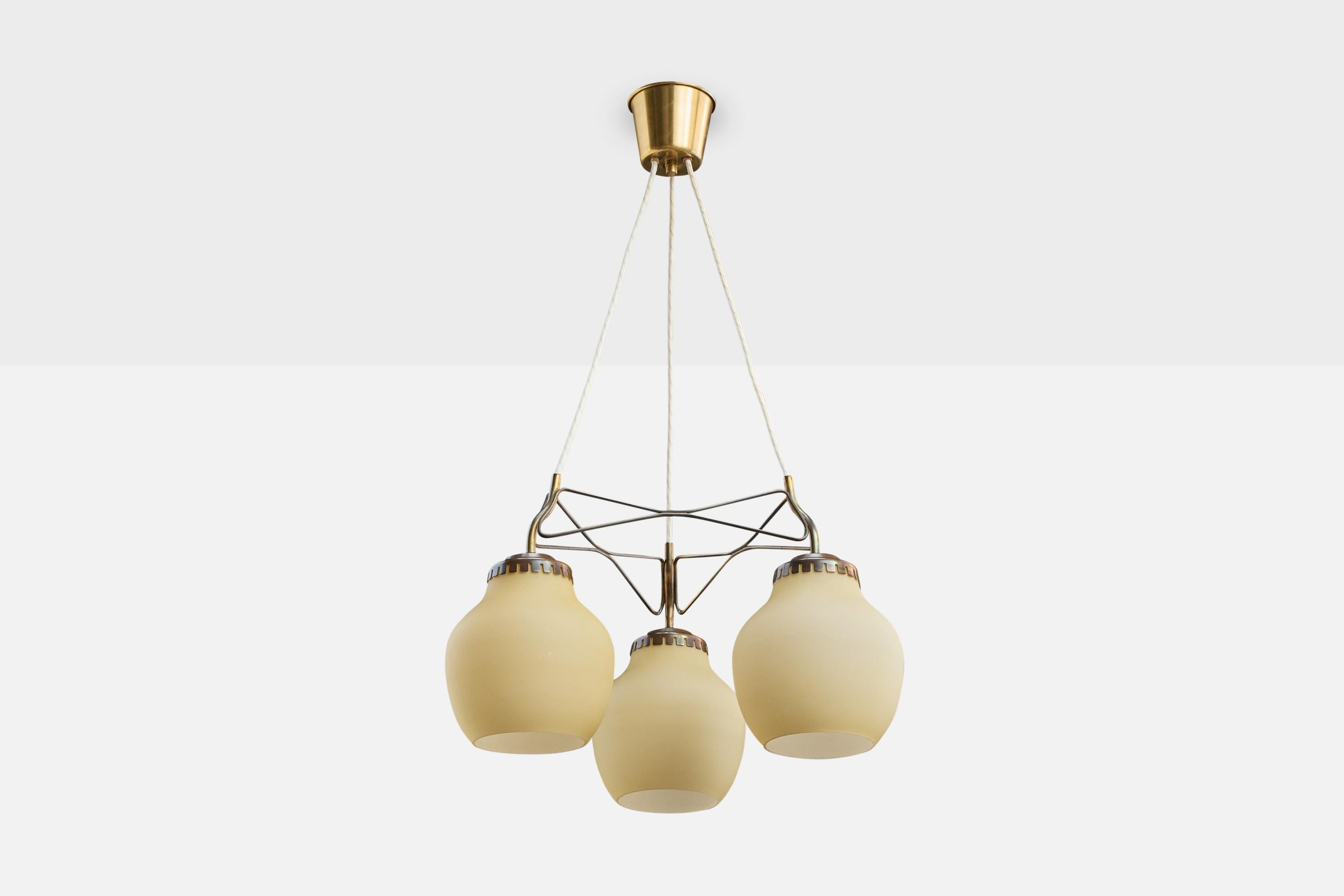 Lampadario in ottone e vetro opalino giallo attribuito a Lyfa, Danimarca, anni '50 circa.

Dimensioni complessive (pollici): 29,5 