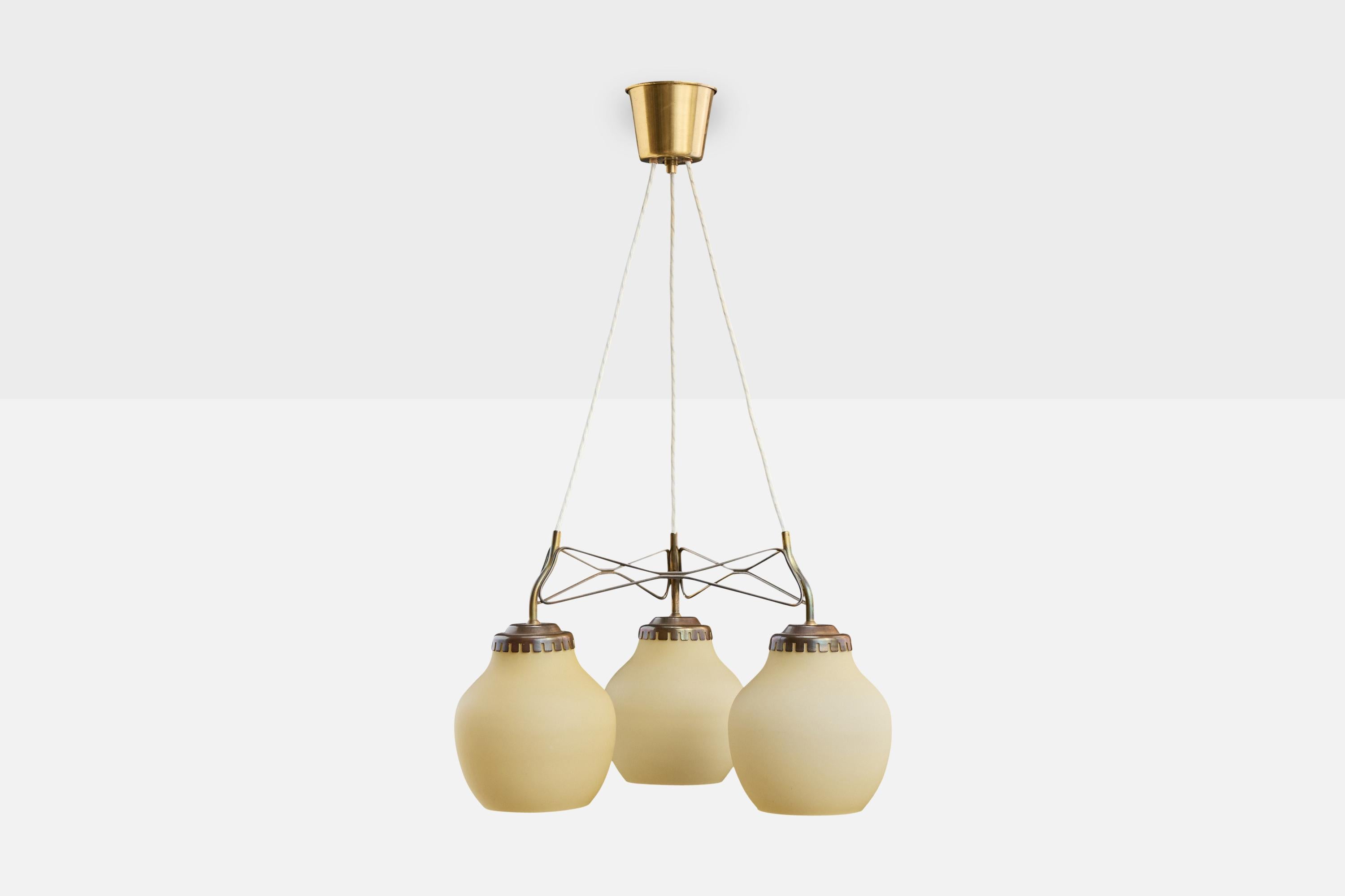 Mid-Century moderno Lyfa Attribution, lampadario, ottone, vetro, Danimarca, anni '50 in vendita