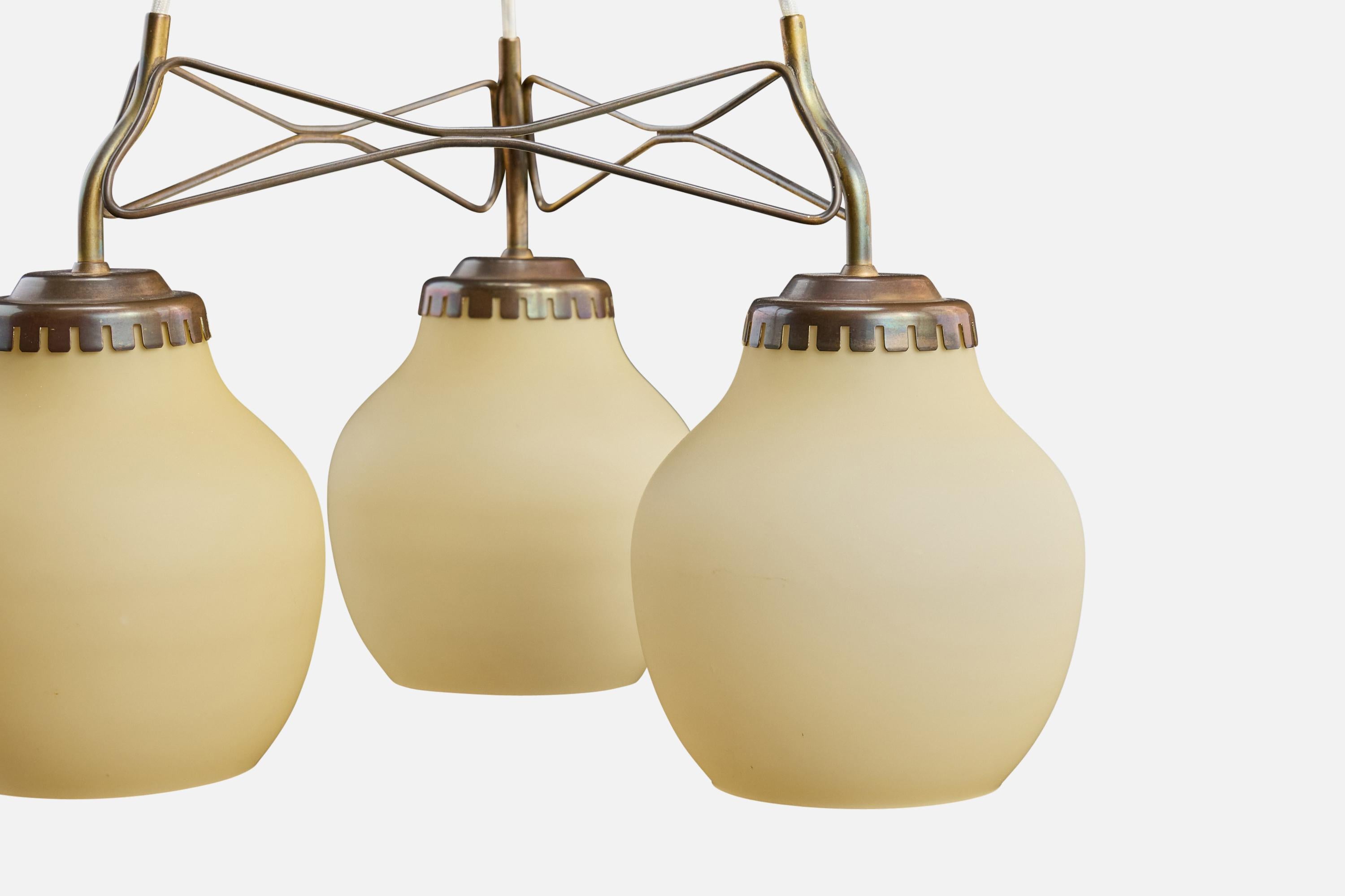 Metà XX secolo Lyfa Attribution, lampadario, ottone, vetro, Danimarca, anni '50 in vendita