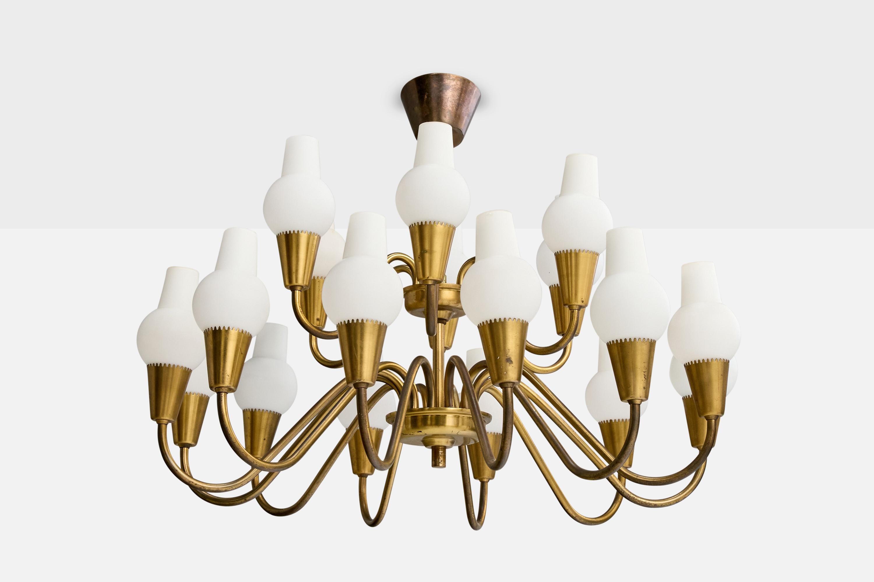 Lustre de grande taille en laiton et verre opalin blanc produit par Lyft, Danemark, c. 1950.

Dimensions globales (pouces) : 18.0 