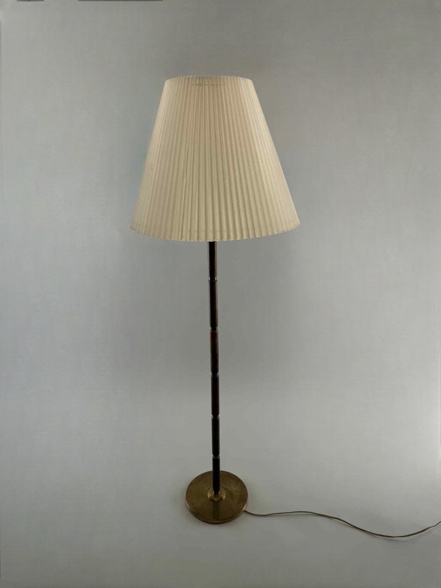 Lampadaire Lyfa, années 1950 - Bois de rose et laiton

Elegant lampadaire du milieu du 20e siècle par Lyfa, présentant une combinaison raffinée de bois de rose et de laiton.
La lampe met en valeur le savoir-faire de haute qualité et l'élégance