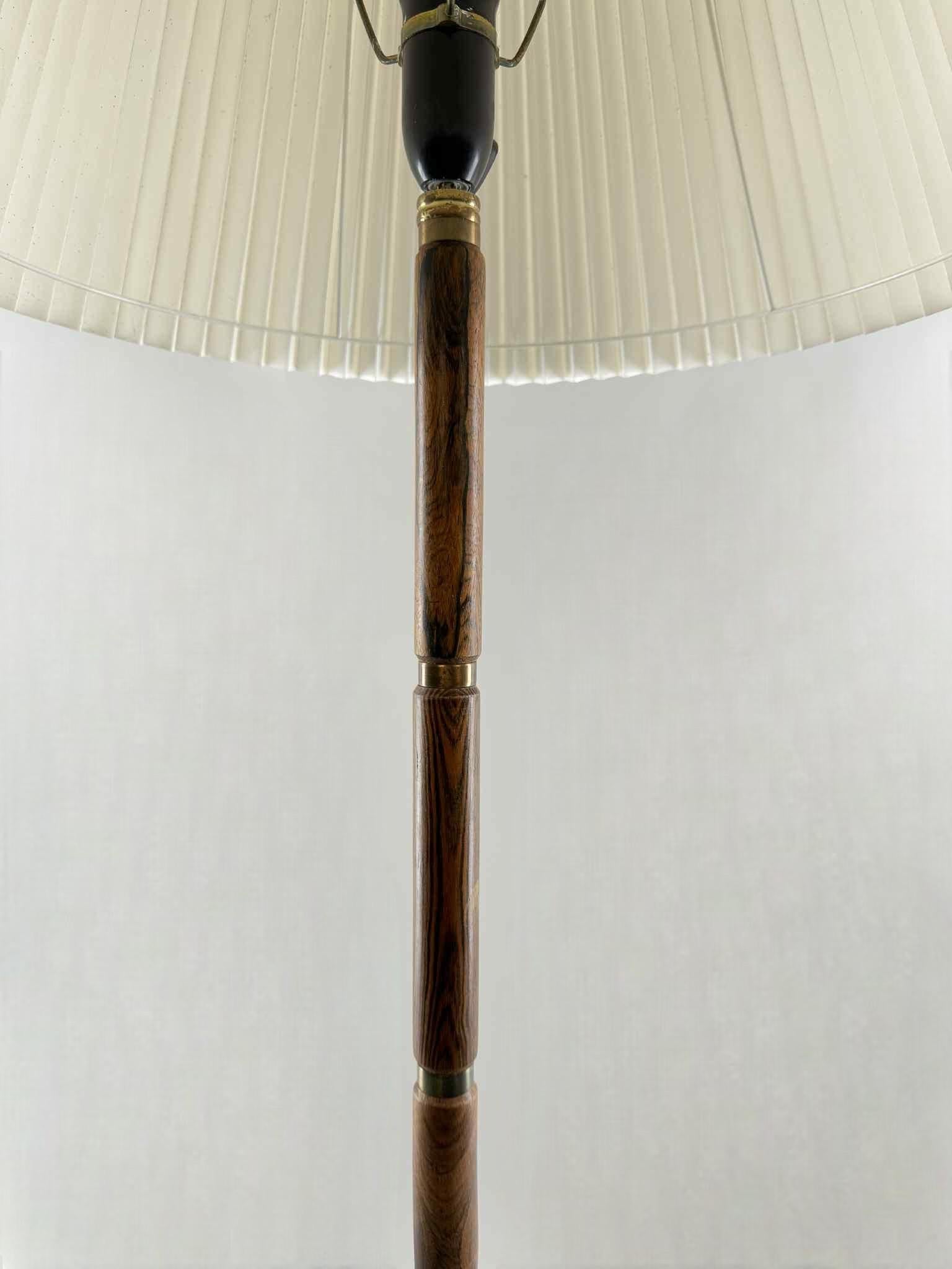 Danois Lampadaire Lyfa, années 1950 - Bois de rose et laiton en vente