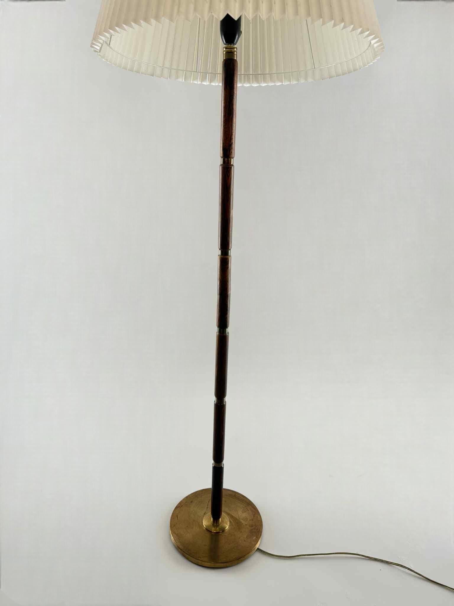 Lampadaire Lyfa, années 1950 - Bois de rose et laiton Bon état - En vente à Egå, DK