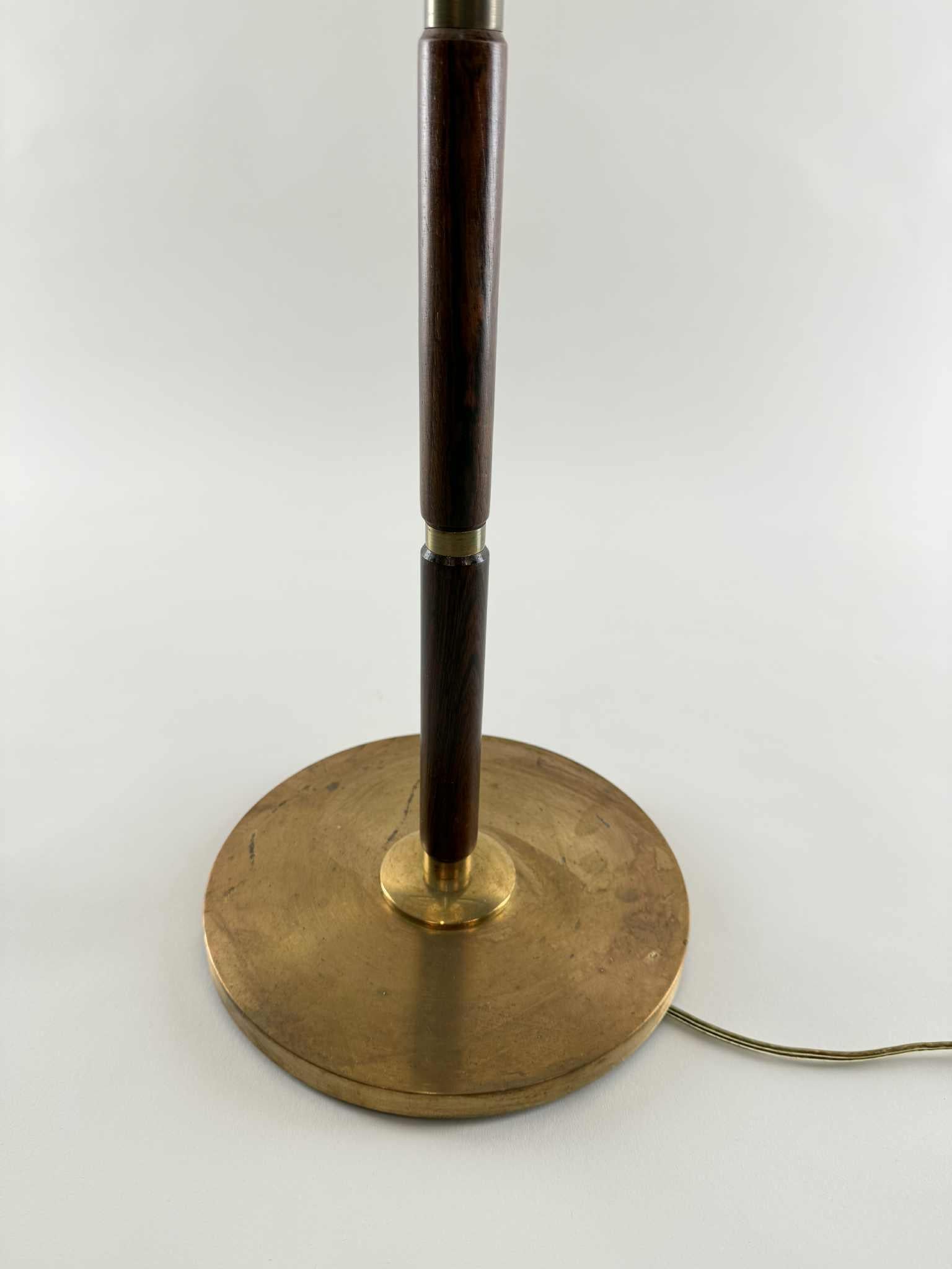 Milieu du XXe siècle Lampadaire Lyfa, années 1950 - Bois de rose et laiton en vente