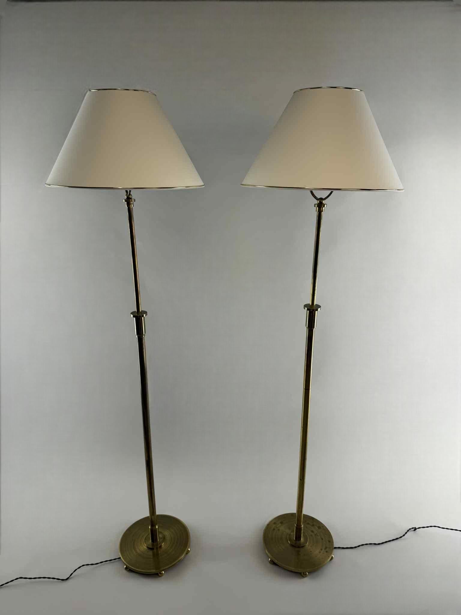 Ensemble de lampadaires Lyfa, Danemark, milieu du XXe siècle
Elegant ensemble de lampadaires par Lyfa, Danemark, datant du milieu du 20ème siècle.
Fabriquée en laiton, chaque lampe présente la simplicité raffinée et la qualité caractéristiques du