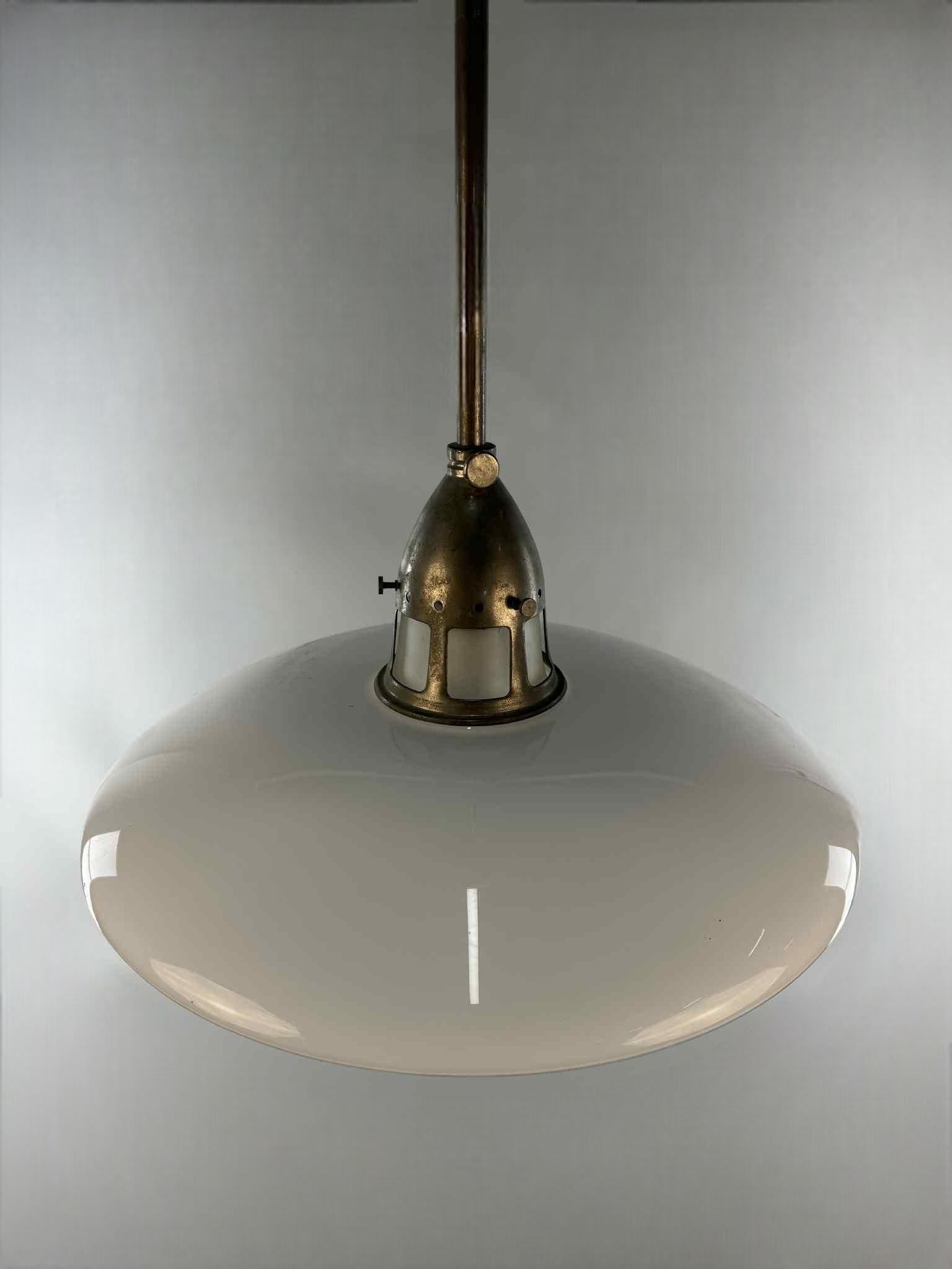 Lampada a sospensione Lyfa in nichel e vetro, circa anni '50 - Ø45 cm
Elegante lampada a sospensione Lyfa degli anni '50, realizzata in nichel e vetro.
Un ottimo esempio di design moderno danese di metà secolo, caratterizzato da linee pulite e da un