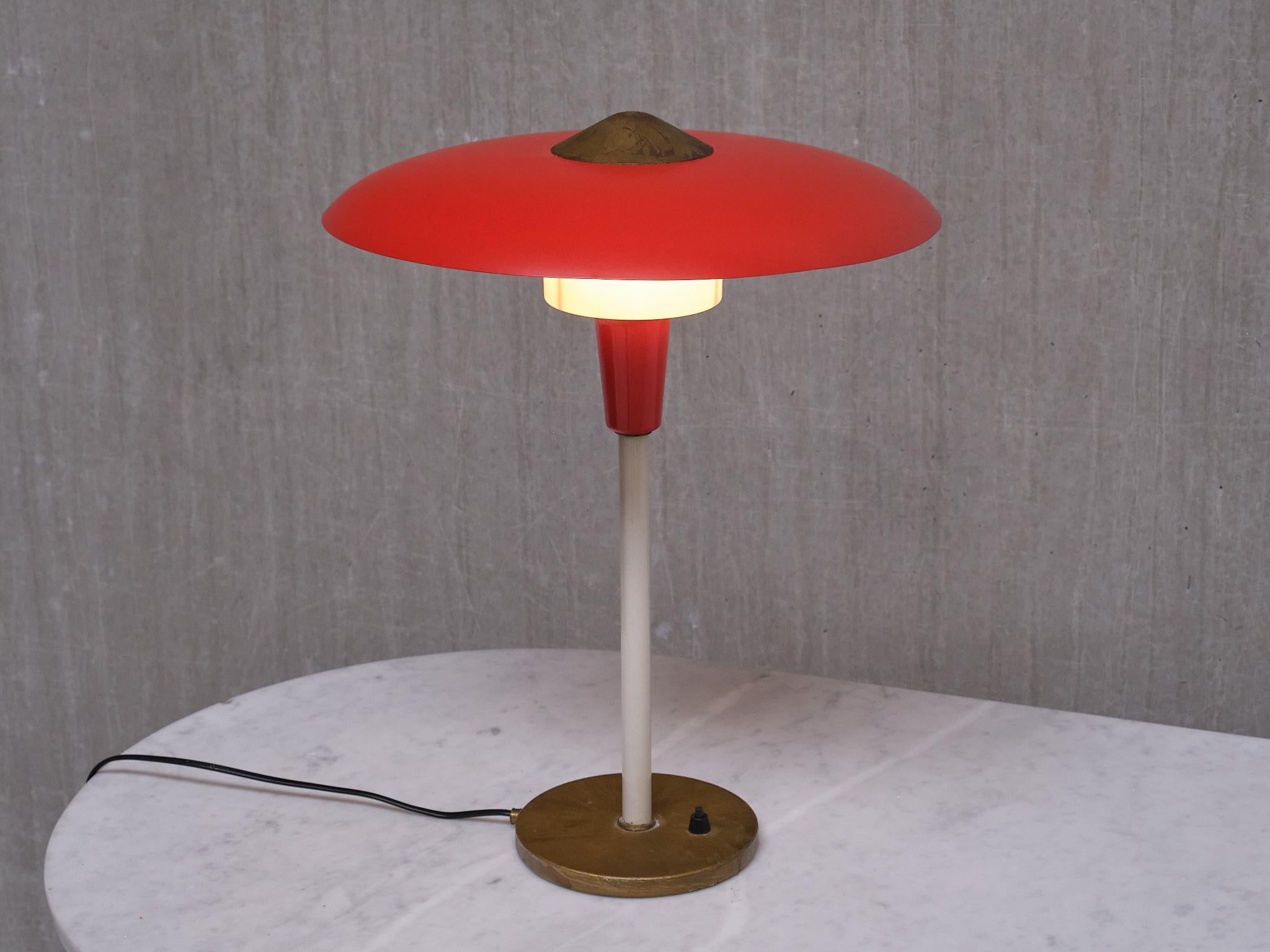 Lampe de table rouge Lyfa en laiton et métal, Danemark, fin des années 1950 en vente 3