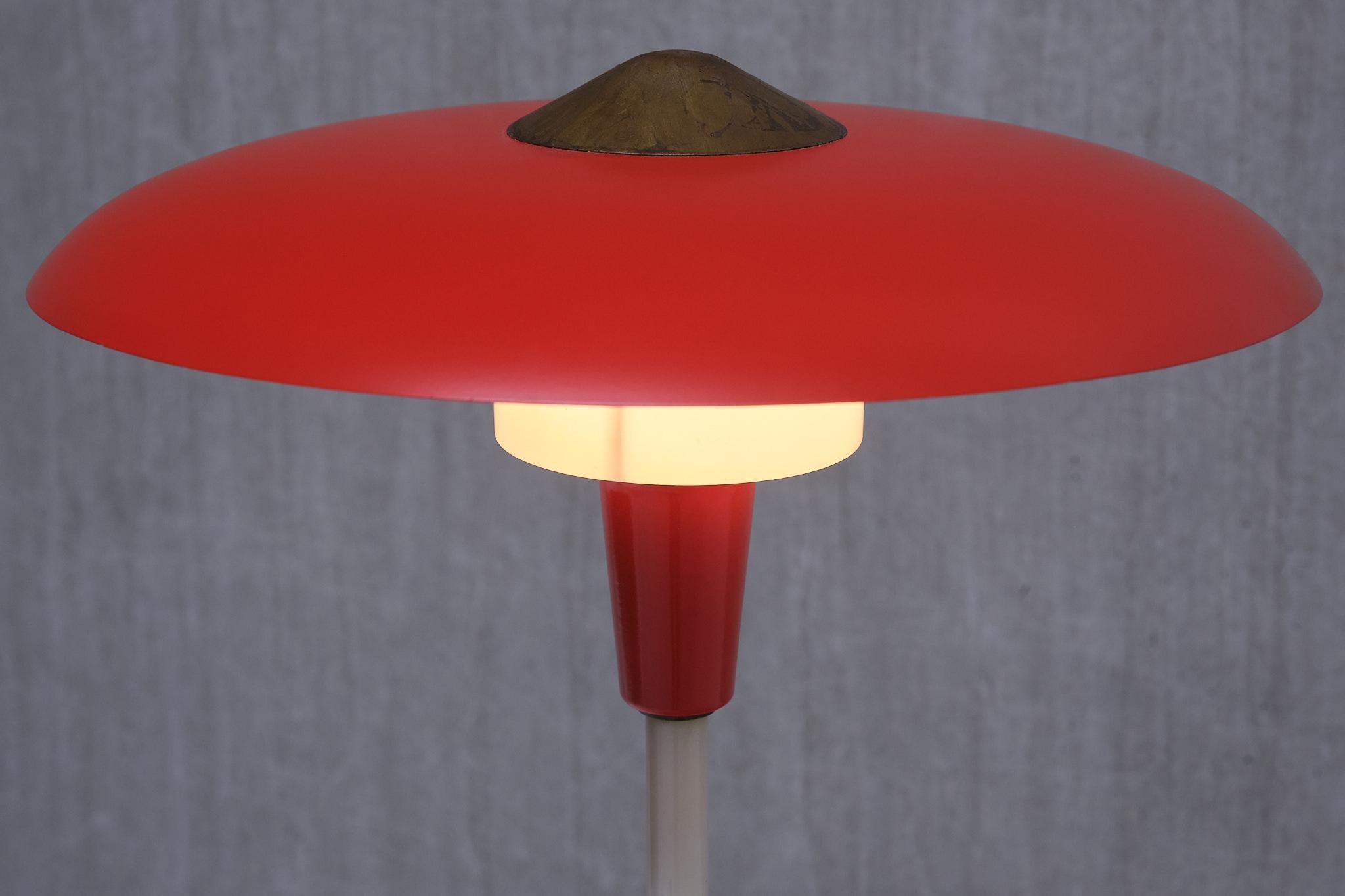 Lampe de table rouge Lyfa en laiton et métal, Danemark, fin des années 1950 en vente 4