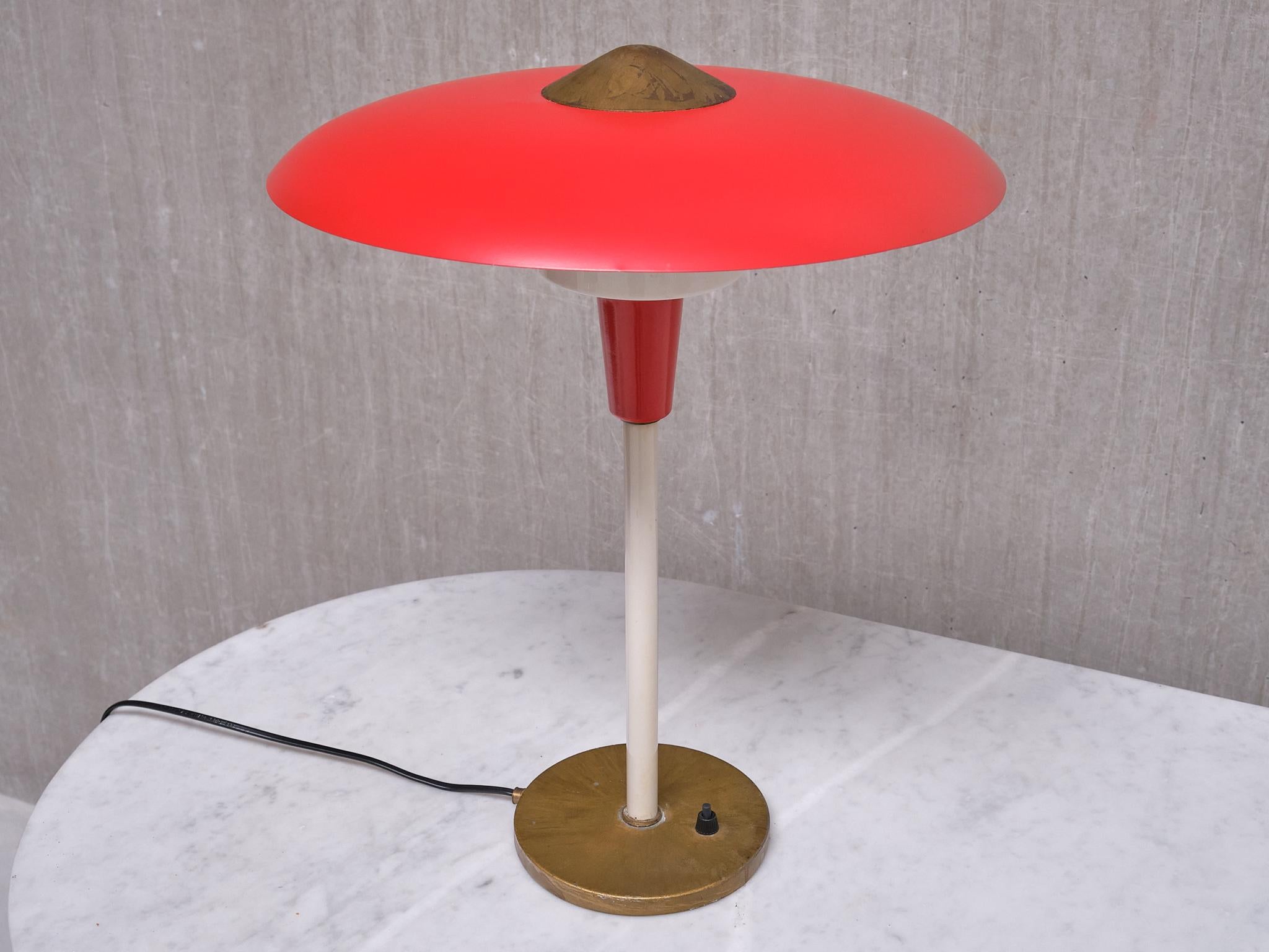 Lampe de table rouge Lyfa en laiton et métal, Danemark, fin des années 1950 en vente 5