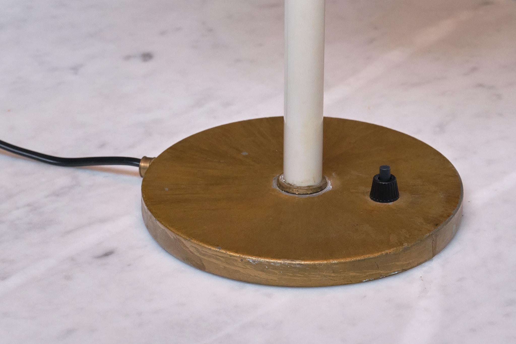 Lampe de table rouge Lyfa en laiton et métal, Danemark, fin des années 1950 en vente 6