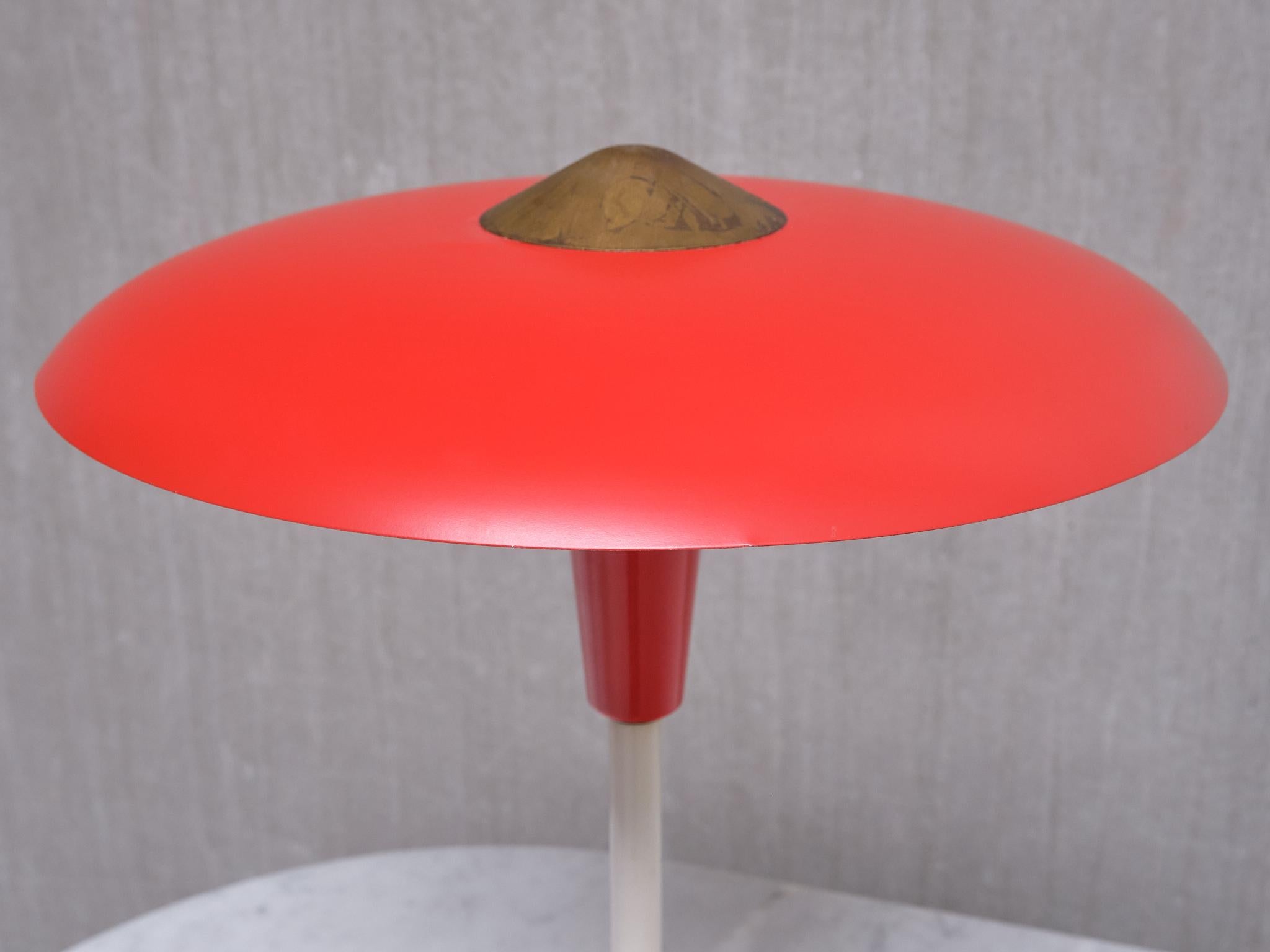 Scandinave moderne Lampe de table rouge Lyfa en laiton et métal, Danemark, fin des années 1950 en vente