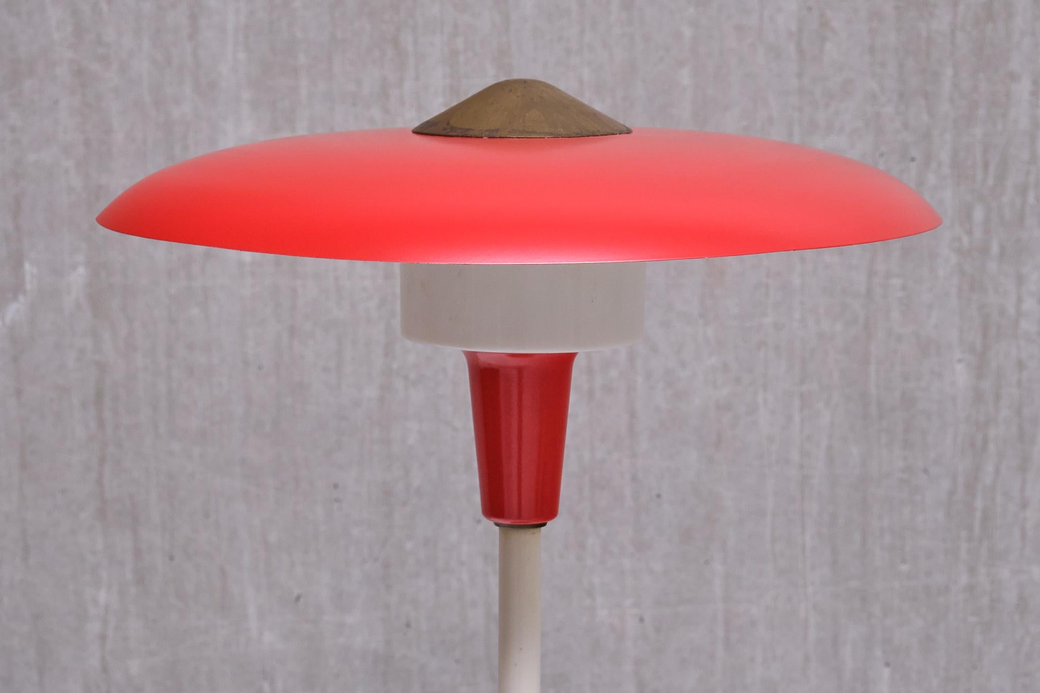 Danois Lampe de table rouge Lyfa en laiton et métal, Danemark, fin des années 1950 en vente