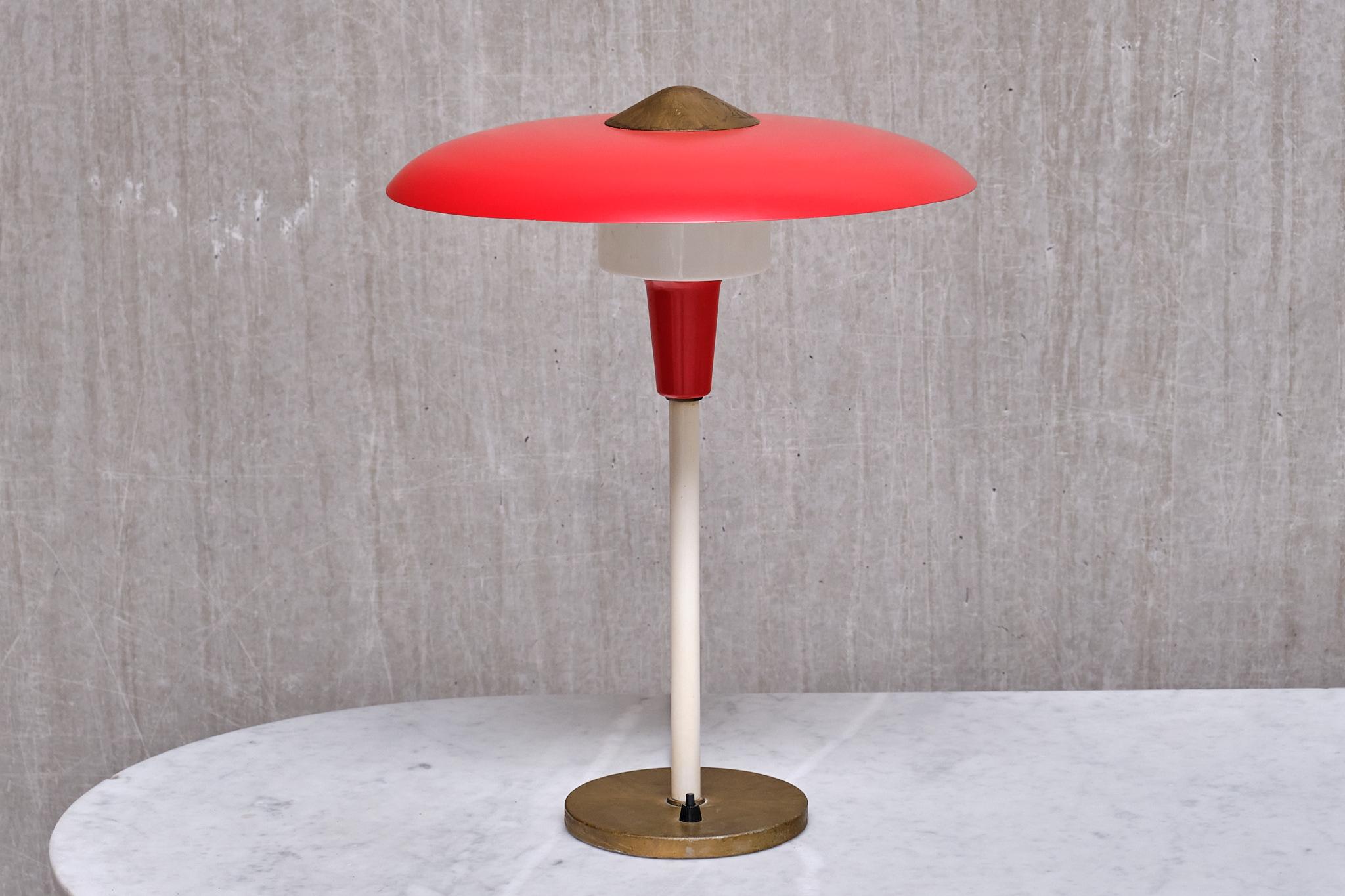 Lampe de table rouge Lyfa en laiton et métal, Danemark, fin des années 1950 Bon état - En vente à The Hague, NL
