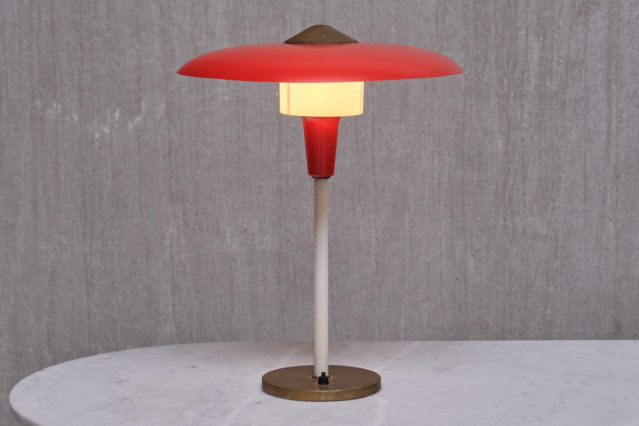 Milieu du XXe siècle Lampe de table rouge Lyfa en laiton et métal, Danemark, fin des années 1950 en vente