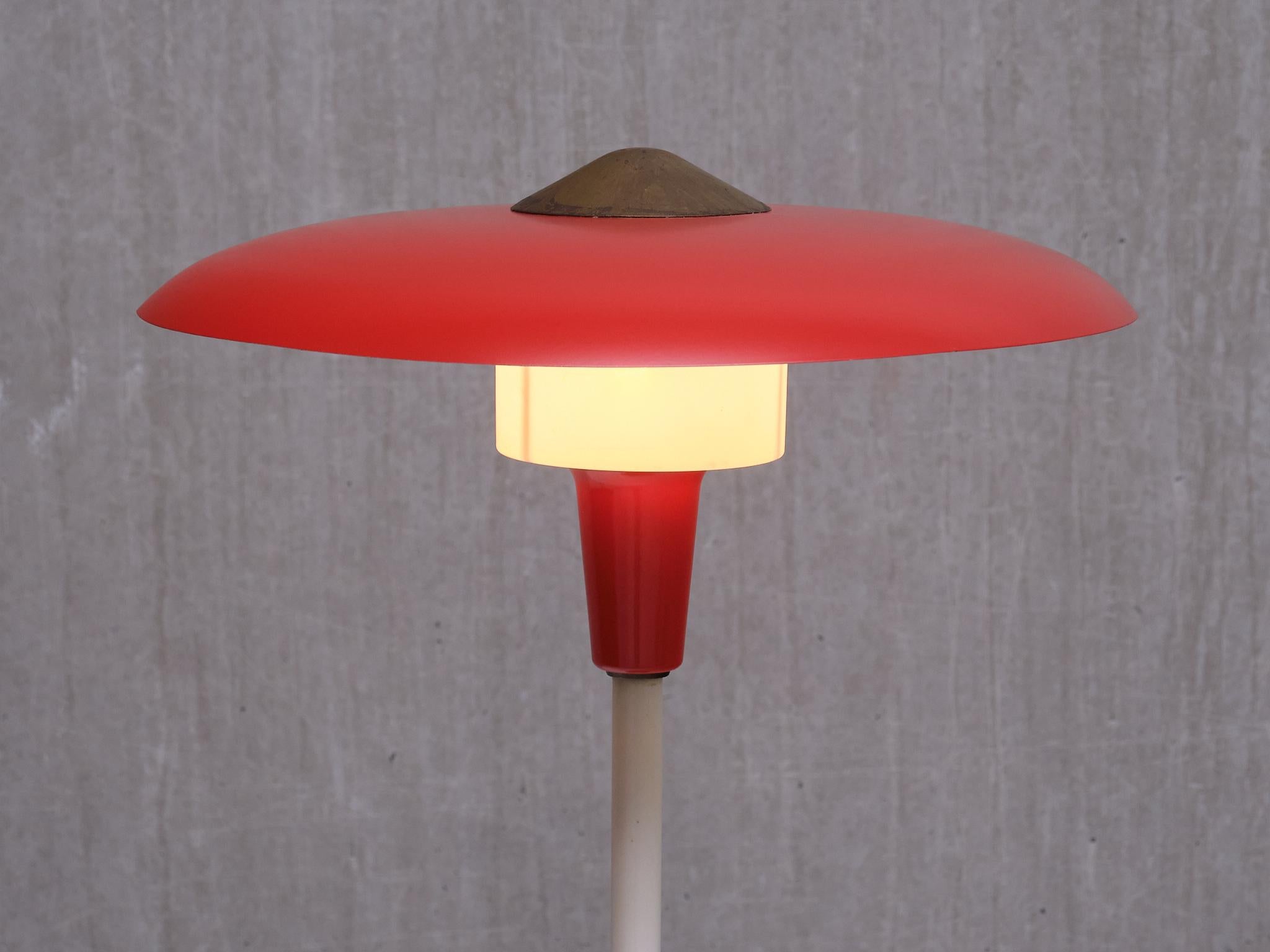 Laiton Lampe de table rouge Lyfa en laiton et métal, Danemark, fin des années 1950 en vente