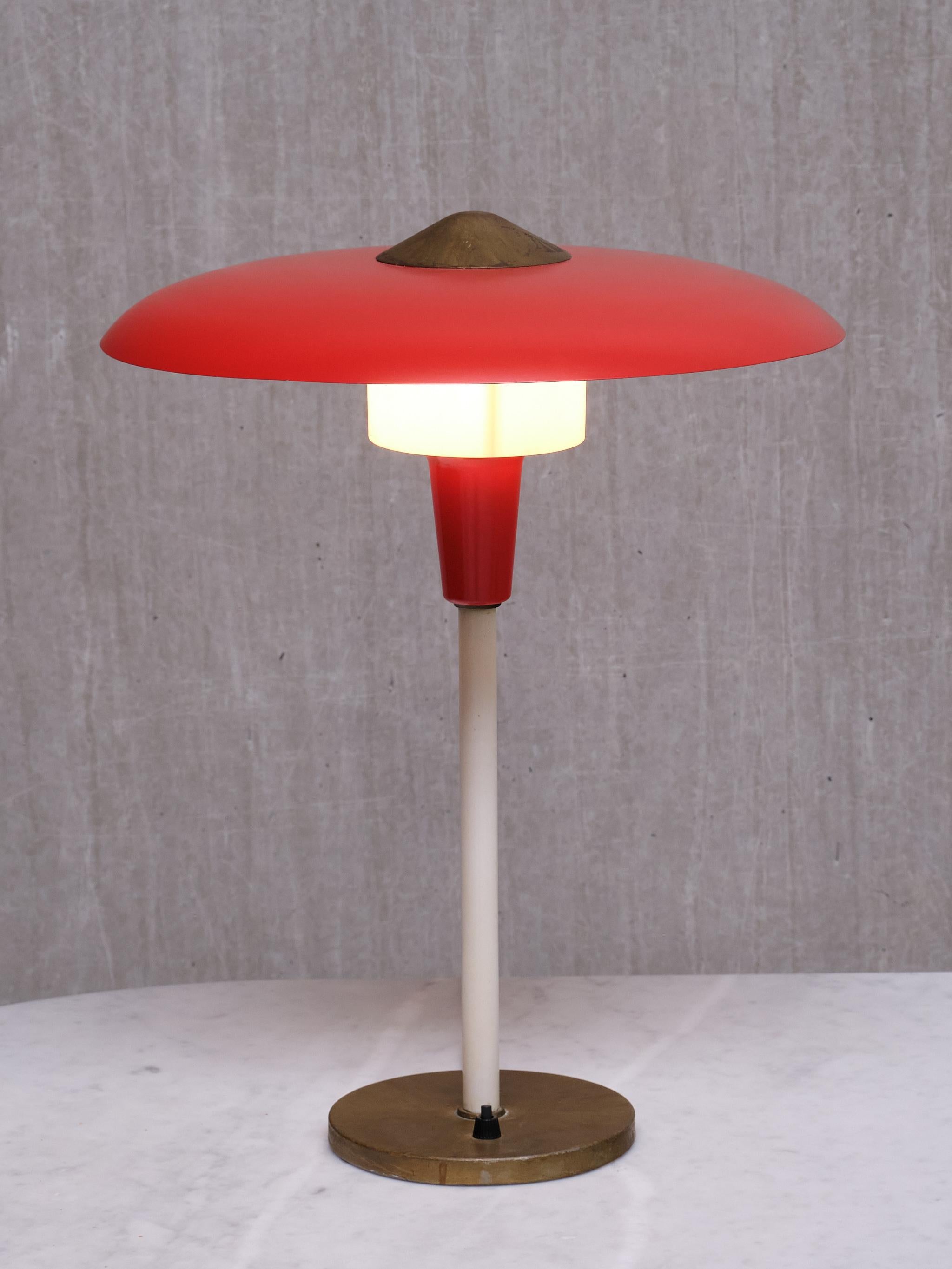 Lampe de table rouge Lyfa en laiton et métal, Danemark, fin des années 1950 en vente 2