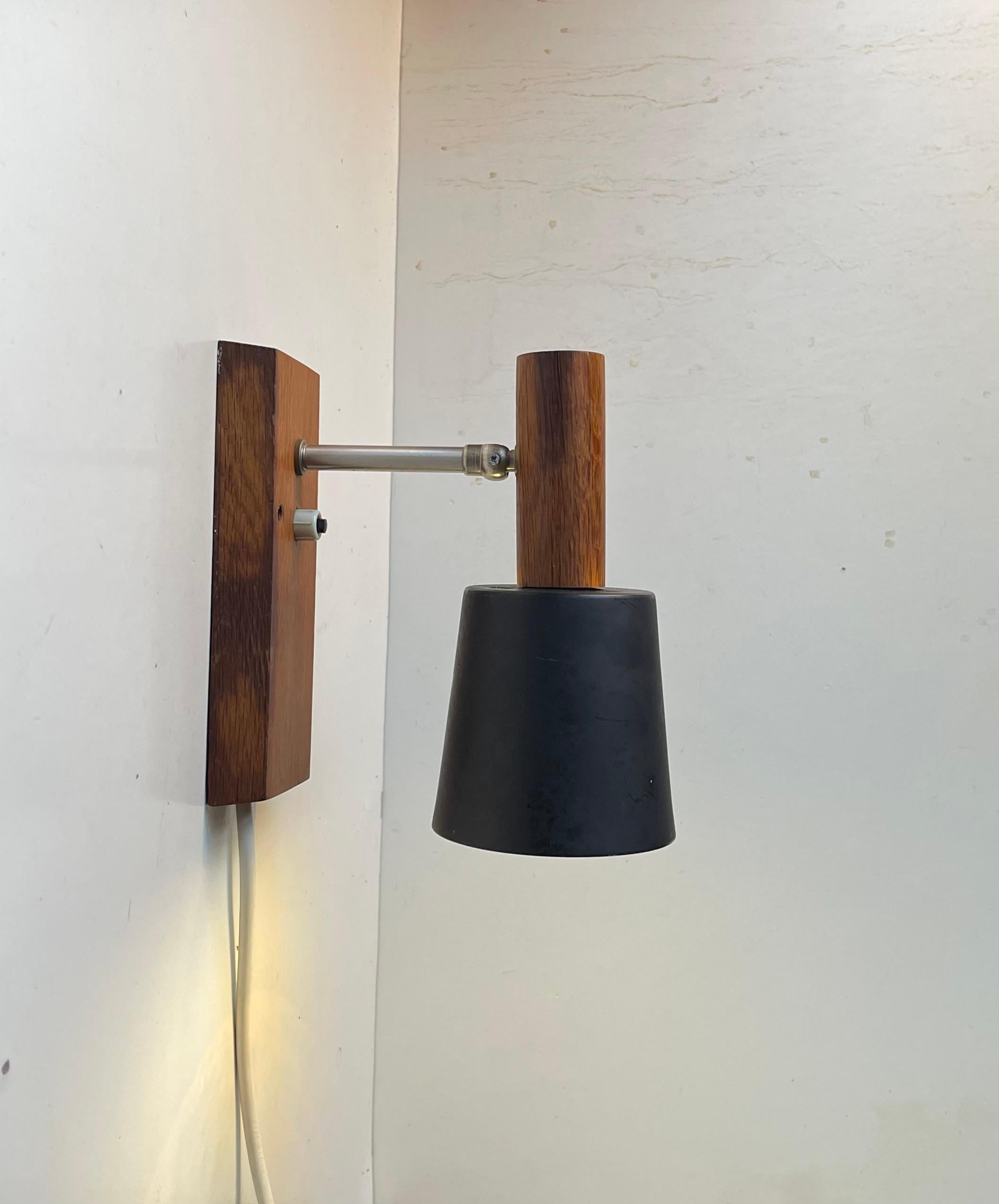 Mid-Century moderno Lyfa Silva - Lampada da parete regolabile in nero e teak, anni '60 in vendita