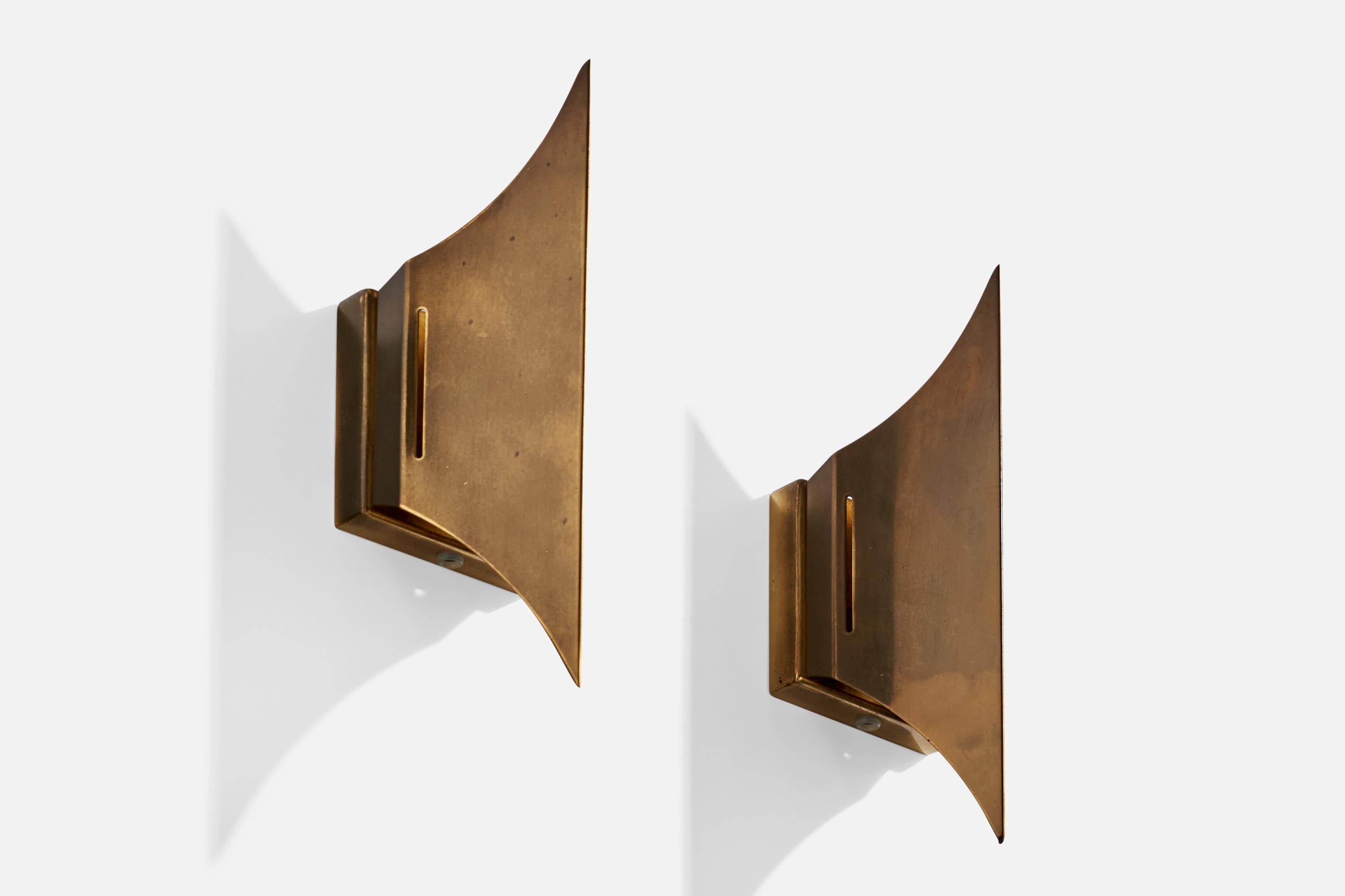 Pareja de apliques de latón fabricados por Lyfa, Dinamarca, c. 1960.

Dimensiones totales (pulgadas): 11
