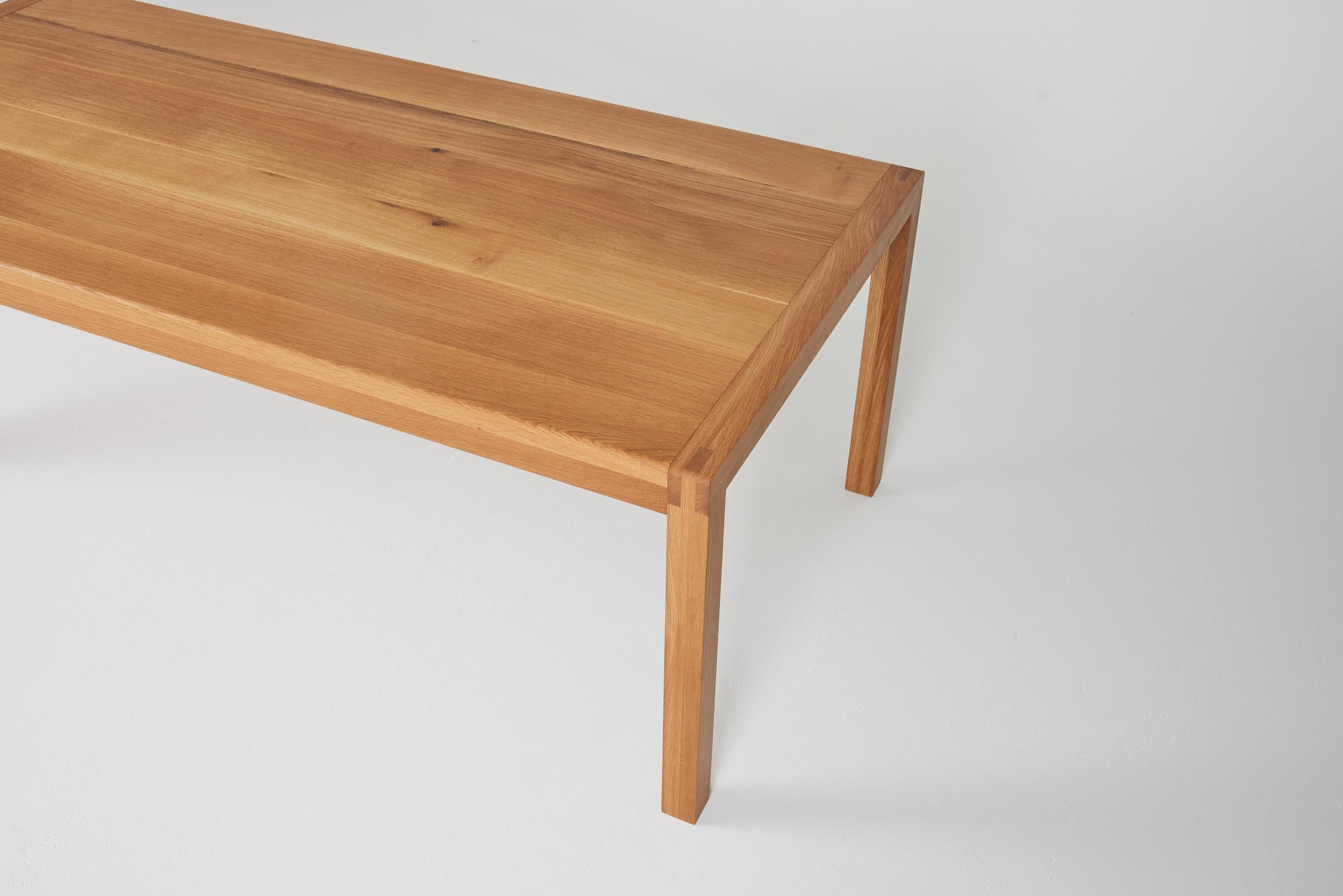 Voici la table à manger Lyford ! Notre dernière table de salle à manger capture tout ce qui nous enthousiasme en termes de design minimal et de détails de menuiserie. Il présente des menuiseries apparentes et de belles lignes douces dans l'ensemble