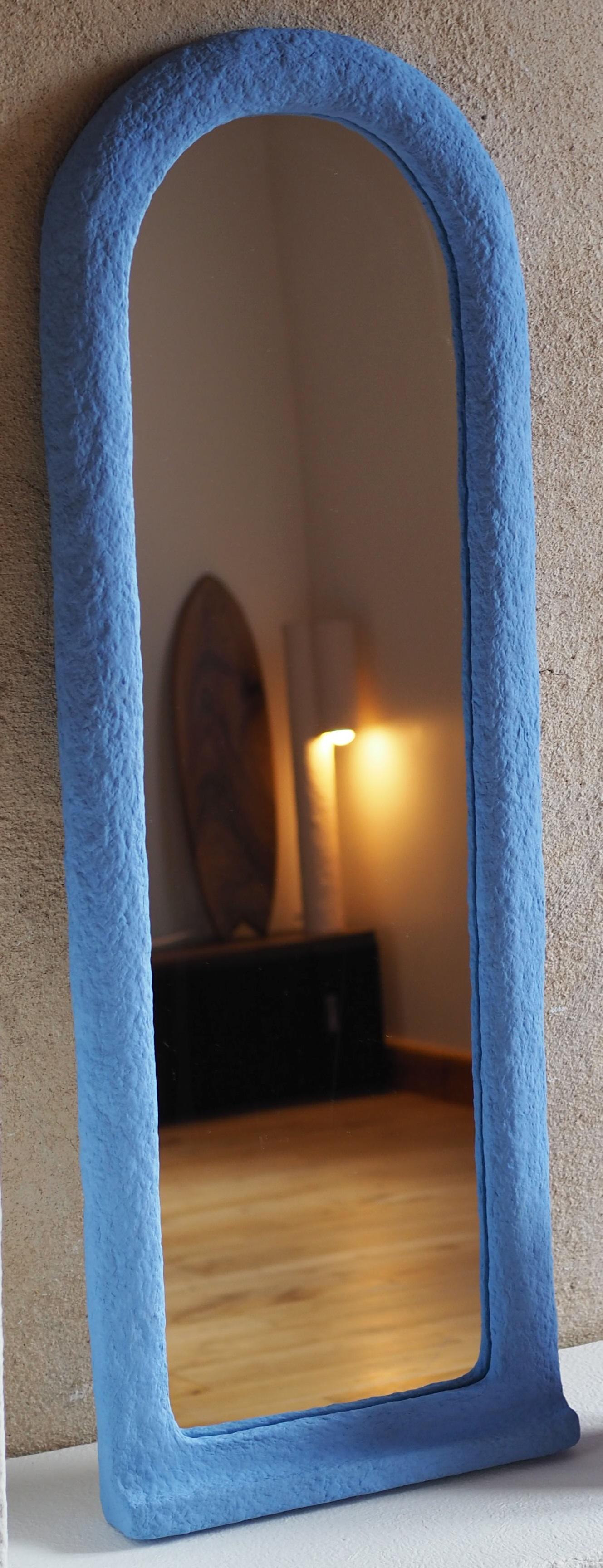 Lykos-Spiegel von Pauline Pietri
Einzigartiges Stück.
Abmessungen: T 92 x B 70 x H 50 cm. 
MATERIALIEN: Papierzellstoff, Spiegel, Farbe auf Biobasis.

Ökologisch gestalteter Spiegel auf der Basis von Zellstoff - Pappe, Papier, Zeitungen usw. Die