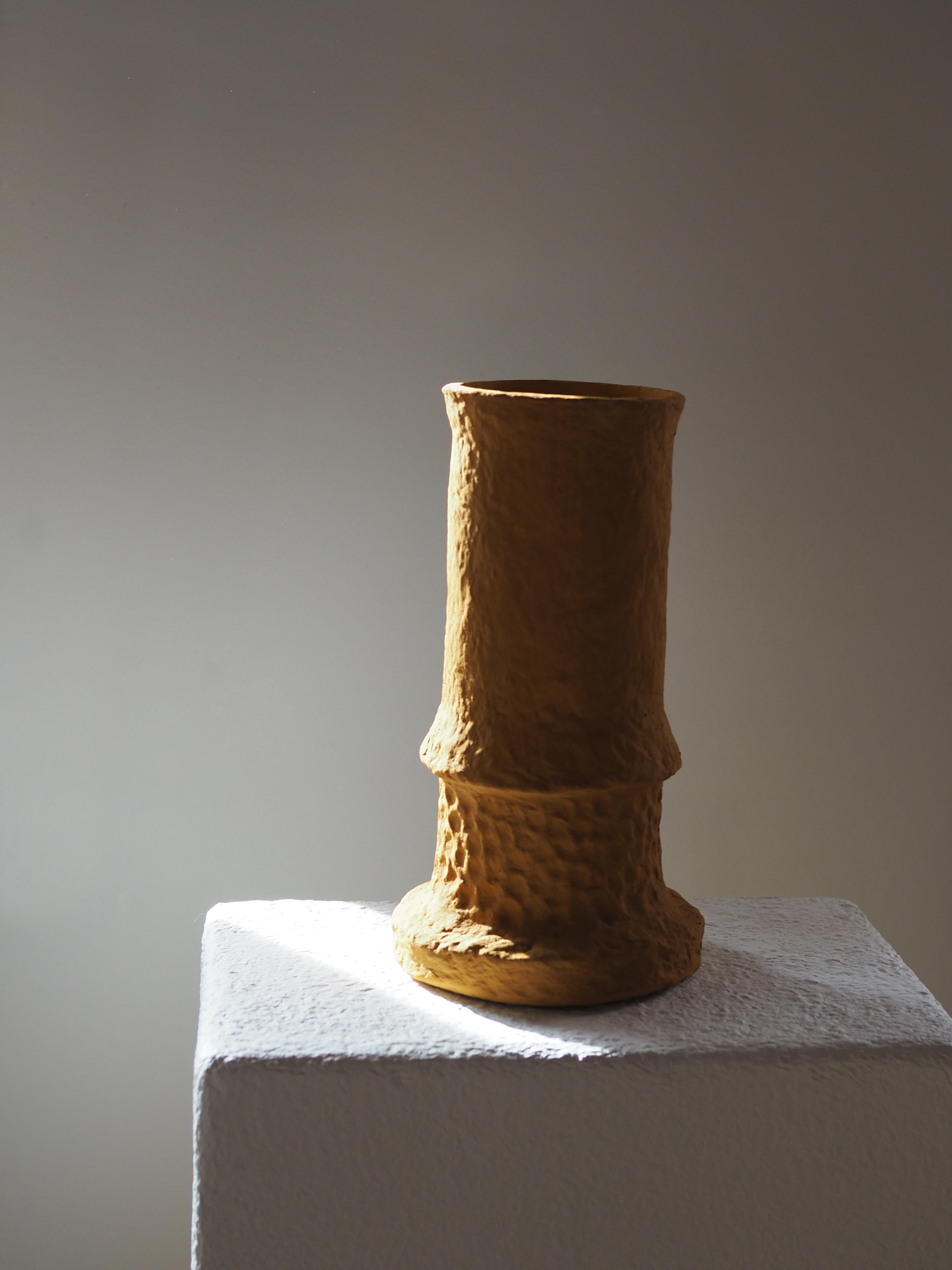 Lykos-Vase 2 von Pauline Pietri
Einzigartiges Stück.
Abmessungen: Ø 14 x H 25 cm. 
MATERIALIEN: Papierzellstoff und ultramarinblaue Farbe auf Biobasis.

Ökologisch gestaltete Vase auf der Grundlage von Zellstoff - Pappe, Papier, Zeitungen usw. Die