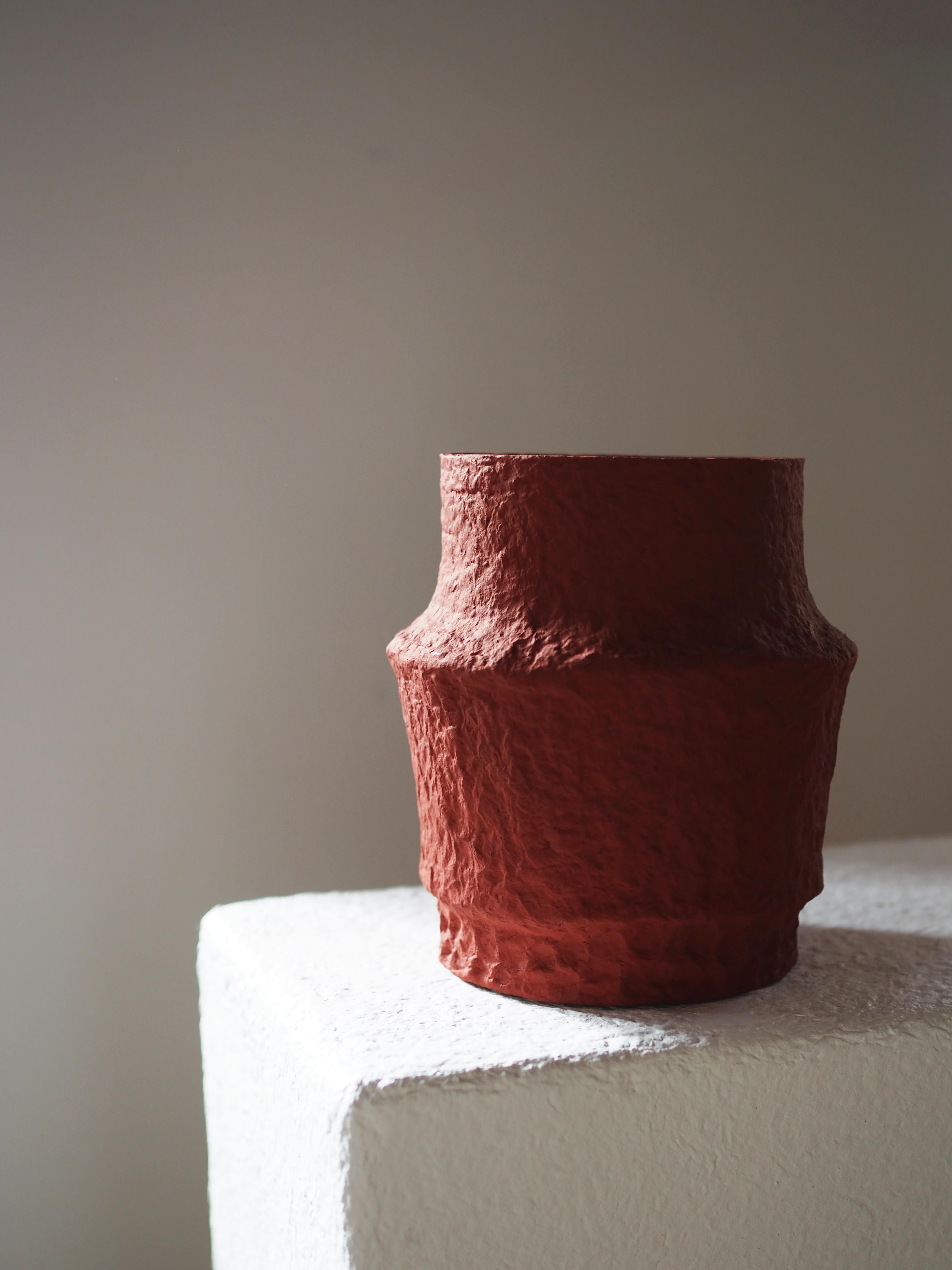 Lykos-Vase 3 von Pauline Pietri
Einzigartiges Stück.
Abmessungen: Ø 16 x H 15 cm. 
MATERIALIEN: Papierzellstoff und ultramarinblaue Farbe auf Biobasis.

Ökologisch gestaltete Vase auf der Grundlage von Zellstoff - Pappe, Papier, Zeitungen usw. Die