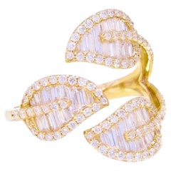 Bague « Diamond Leaf » de Lyla, sertie de diamants de taille ronde et baguette, en or 14 carats