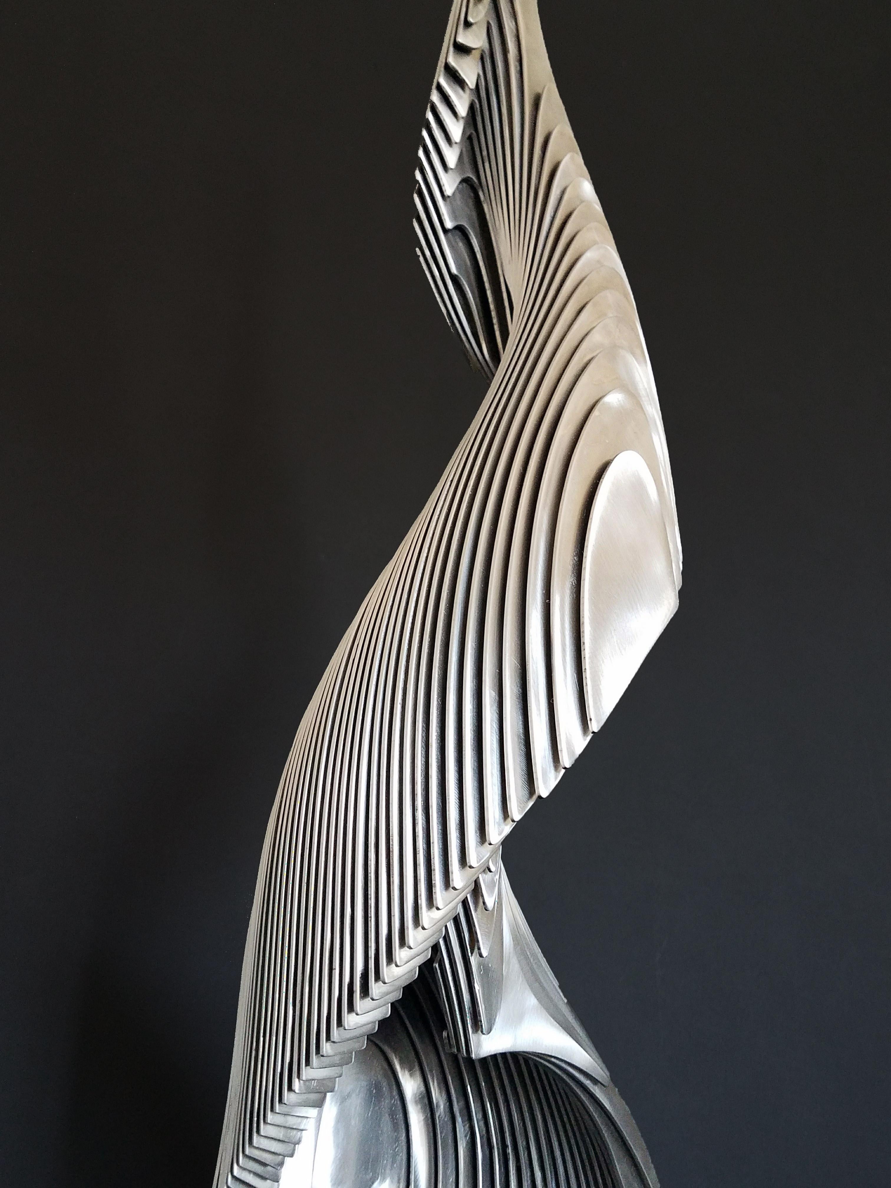 Flèche circulaire - Gris Abstract Sculpture par Lyle London
