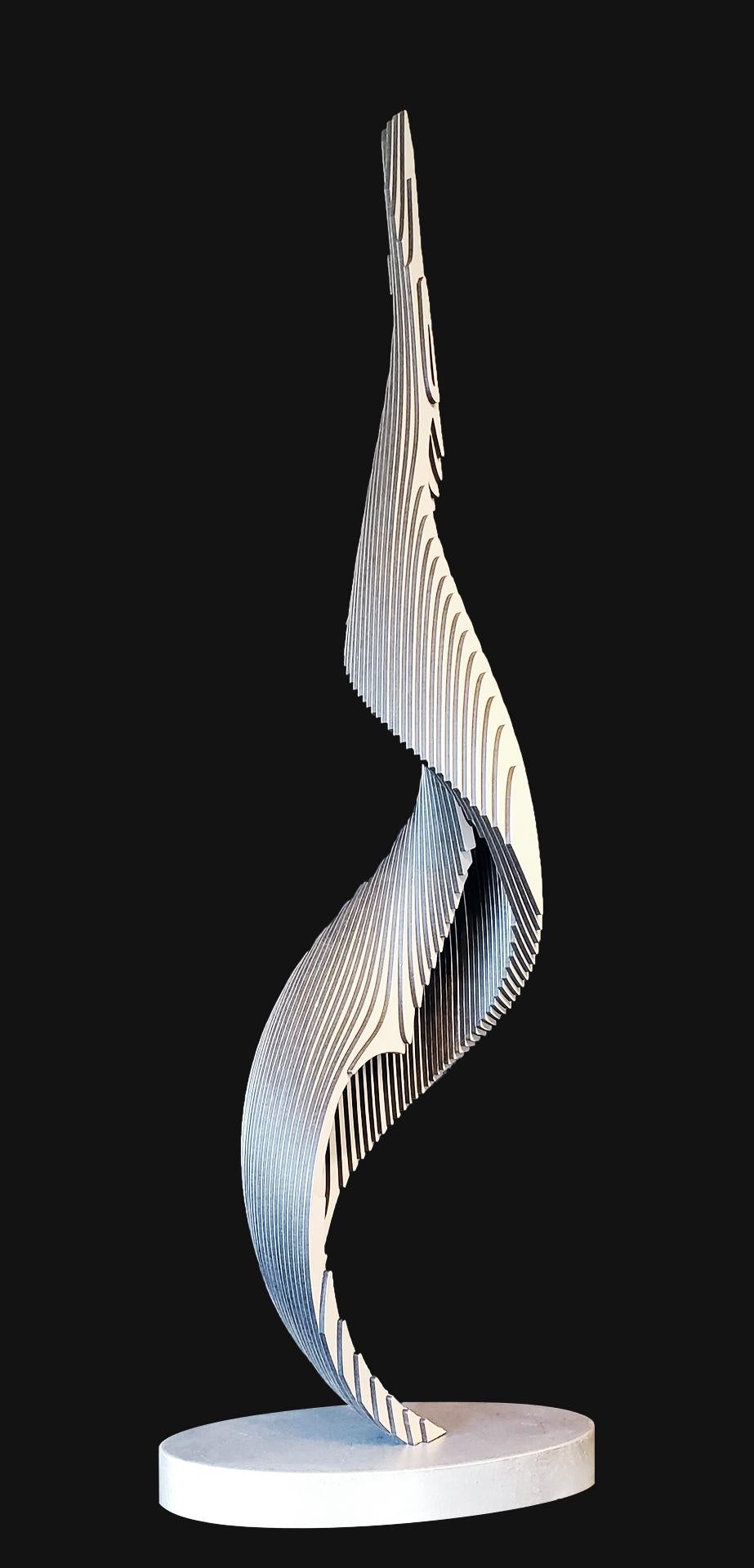 Circling Spire, d'une hauteur de 12 pieds, est une exploration fantaisiste de la géométrie hélicoïdale. La sculpture est composée de 60 plaques d'aluminium empilées créant une carte des contours en 3D d'une forme en spirale ressemblant à une
