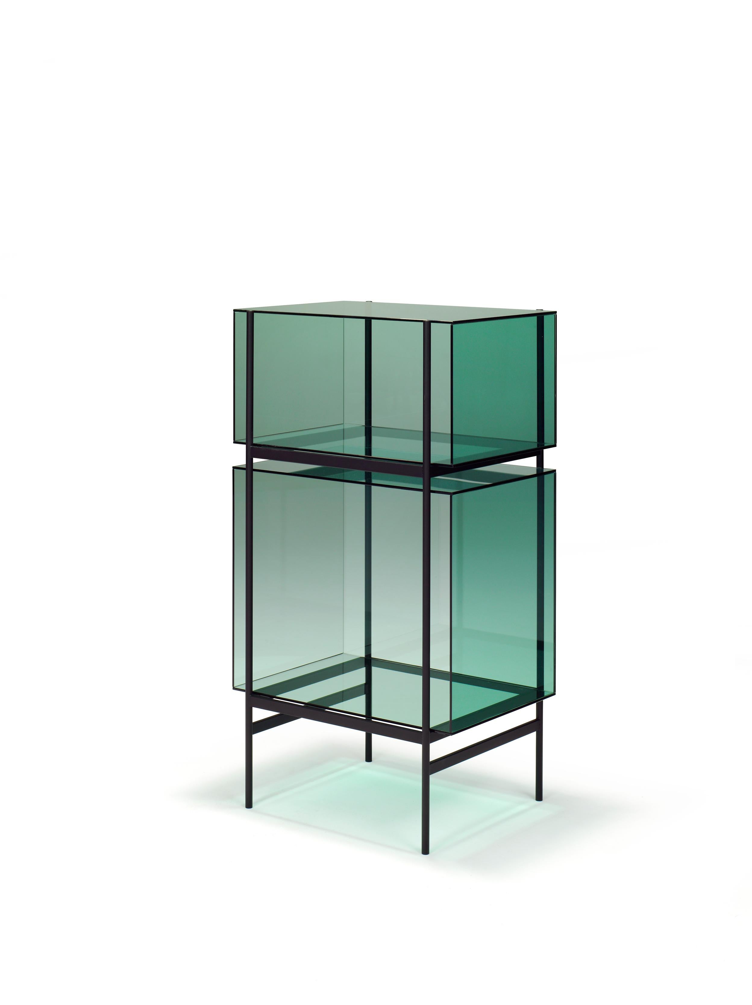 Lyn petite armoire verte et noire de Pulpo
Dimensions : D60 x L45 x H110 cm
Matériaux : verre ; acier peint par poudrage

Disponible également en différentes couleurs. 

Le Studio Visser & Meijwaard décrit sa conception de lyn comme un 