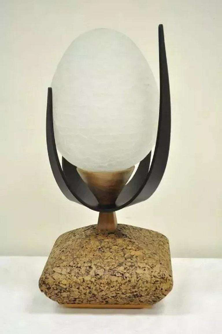 Mid-Century moderno Lynard of California Cork Crackled Glass Walnut Atomic Era Modern Egg Table Lamp in vendita