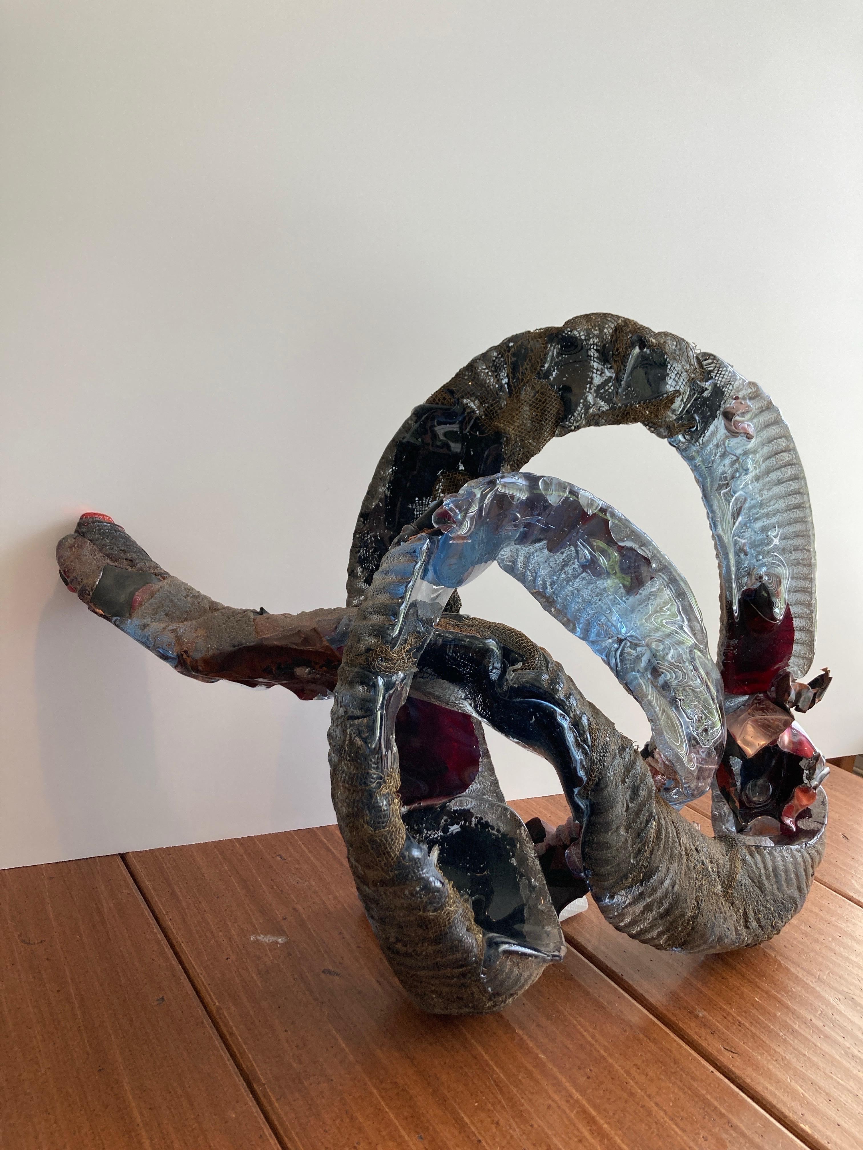 Lynda Benglis, nacida en 1941, es una venerada artista estadounidense conocida por sus esculturas de metal, así como por sus pinturas de cera y sus piezas de látex vertido. Esta pieza se incluyó en una exposición y un catálogo titulados Lynda
