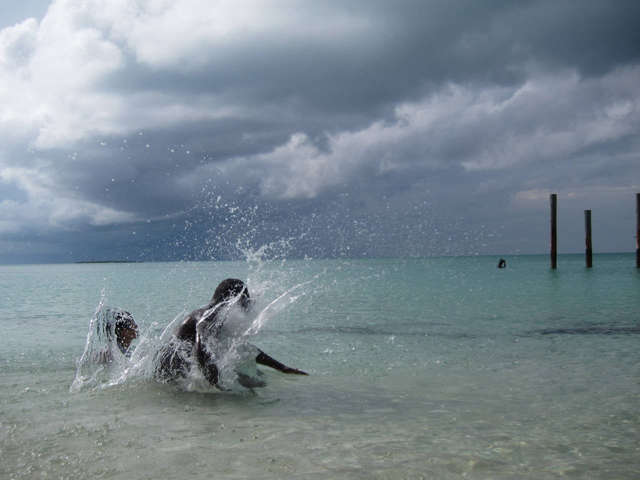 Lynda Churilla Figurative Photograph – Bahamianische Recess, Bahamas 