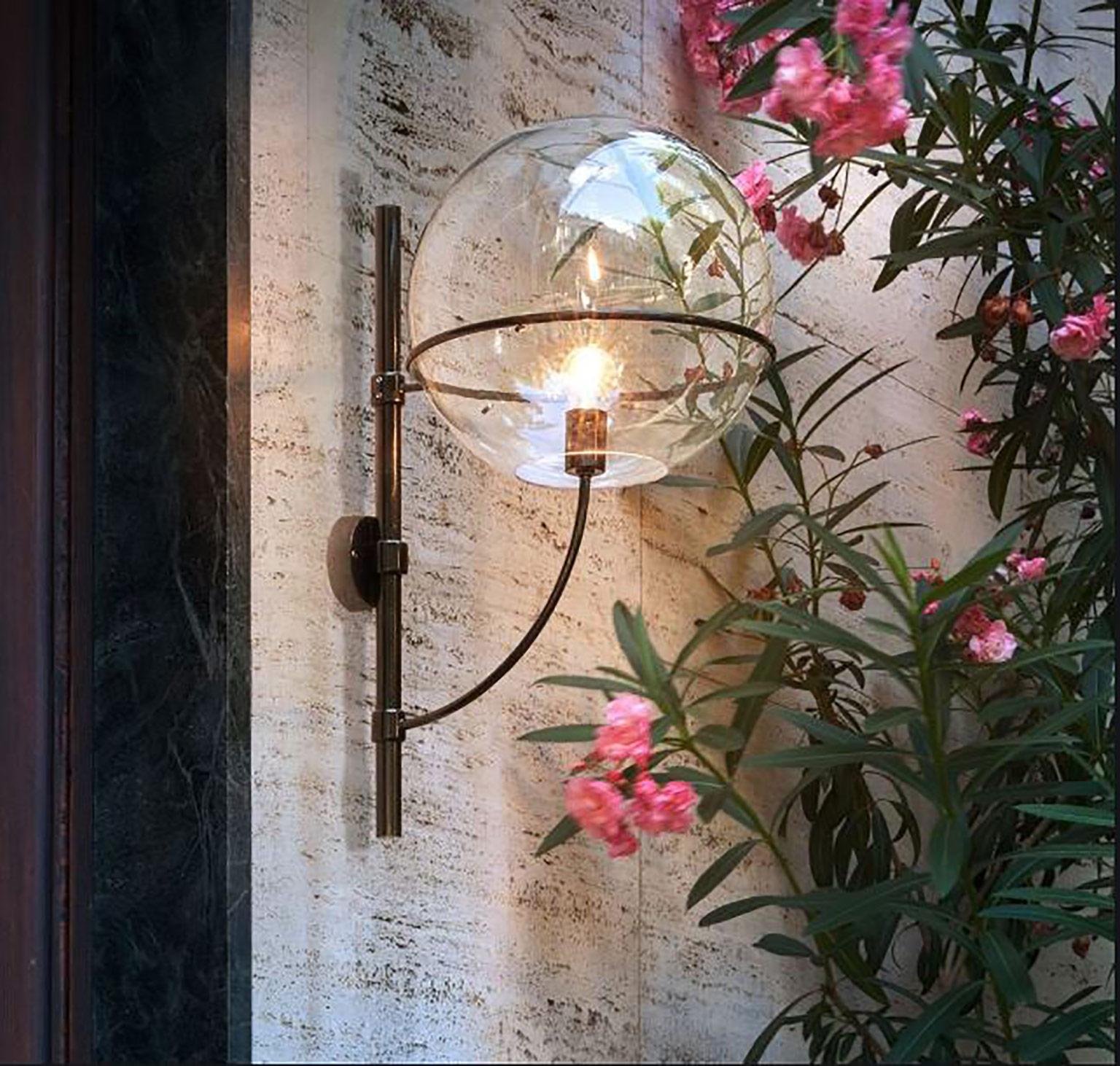 Lyndon-160 outdoor lamp by Vico Magistretti for Oluce. This wall-mounted outdoor fixture has one globe of transparent polycarbonate. The metal body is zinc-plated with a black lacquered finish. Available in two sizes.

Dimensions
160 - 50cm D x