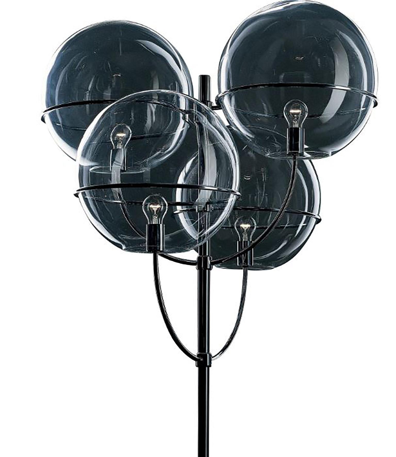 Lyndon-350 outdoor lamp by Vico Magistretti for Oluce. This outdoor fixture contains four globes made from transparent polycarbonate. The metal body is zinc-plated with a black lacquered finish. The perfect ambient lighting for walkways. Available