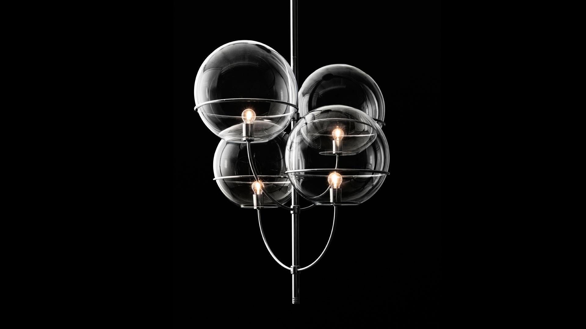 Lyndon 450 suspension light by Vico Magistretti for Oluce. Originally designed in 1977. Current production manufactured in Italy. Chromium-plated metal structure, globes in transparent glass. The chrome-plated finished candelabra-style body, typical