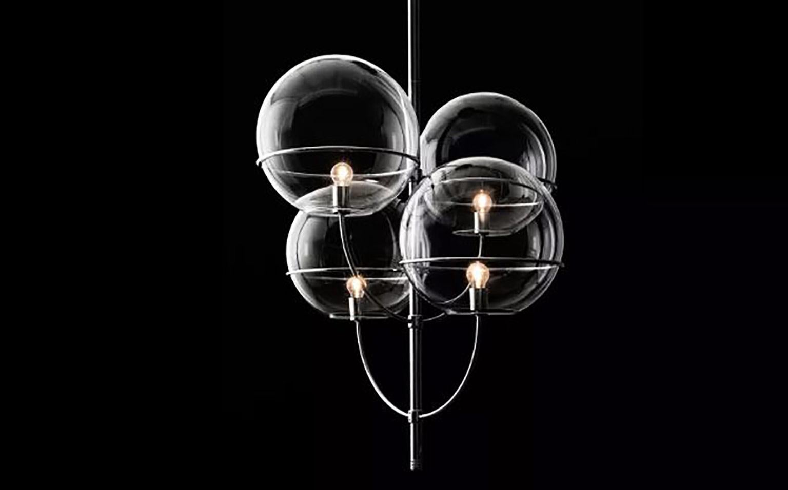 Lyndon suspension lamp designed by Vico Magistretti for Oluce. This fixture is constructed using a zinc-plated black lacquered metal armature. The globes are made from transparent polycarbonate and seem to float in the air but in a closer look, the