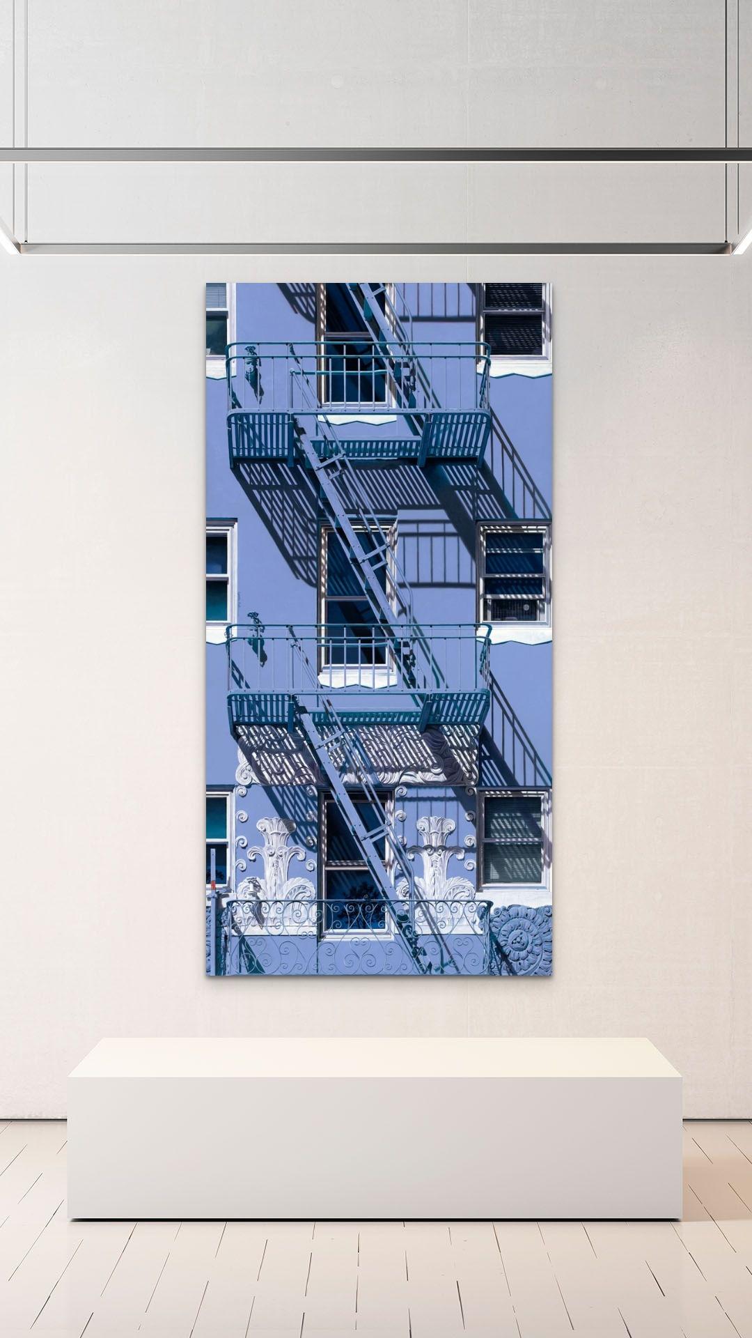 Rhapsody in Blue – Realismus-Architekturmalerei (Fotorealismus), Painting, von Lynette Cook