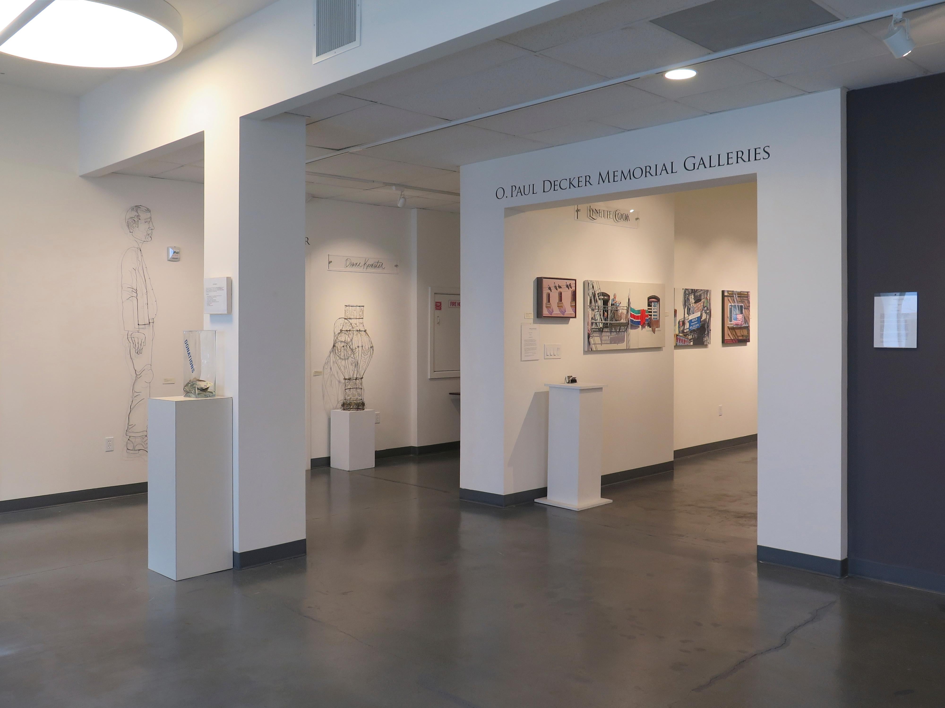 Le scene urbane incentrate sulle ombre di Lynette Cook - realizzate con eccezionale concentrazione, pazienza e abilità - rendono omaggio e forniscono indizi sulla vita individuale di coloro che abitano la Chinatown di San Francisco e le comunità